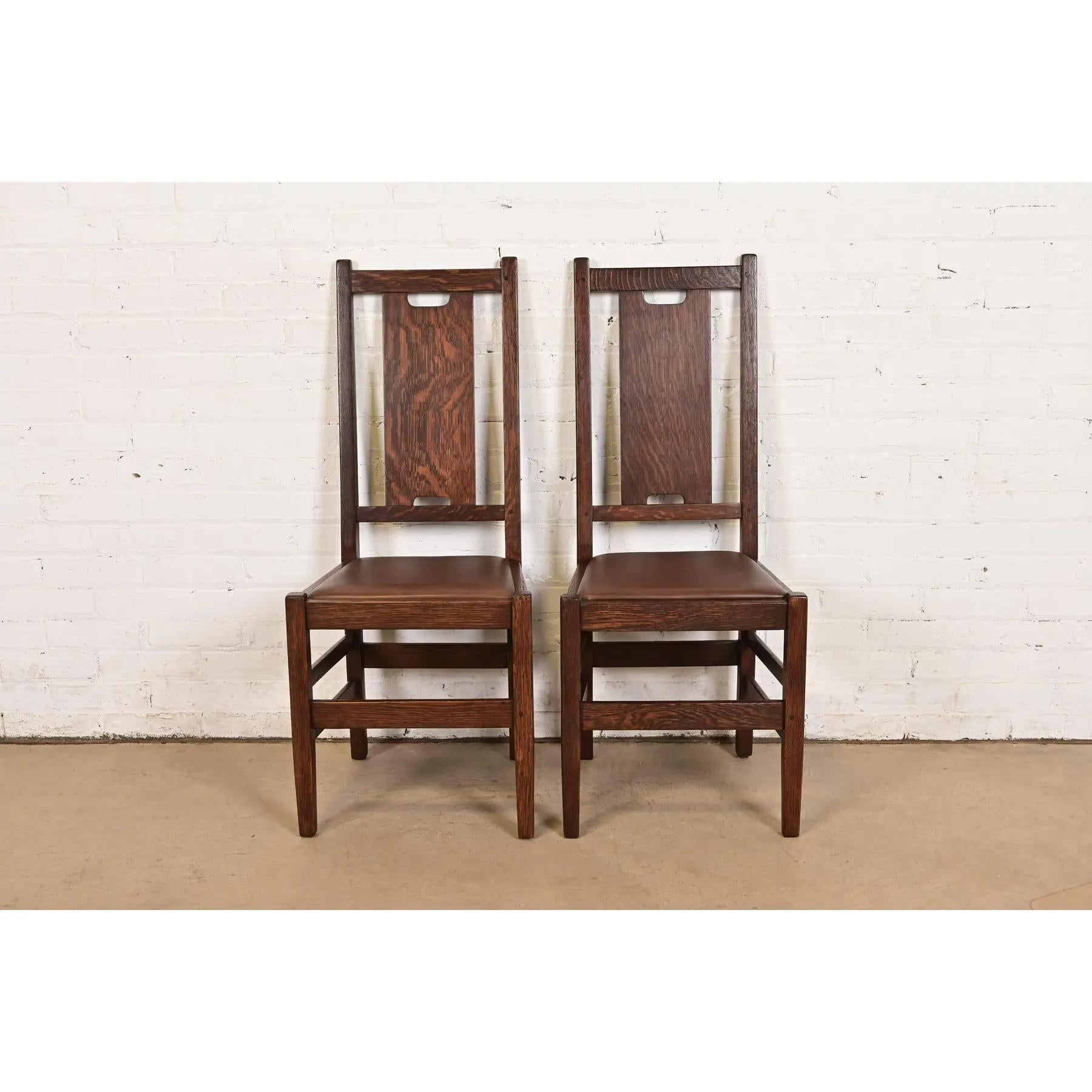 Rare paire de chaises d'appoint ou chaises de salle à manger à dossier en H d'époque Mission ou Arts & Crafts

Par Gustav Stickley

États-Unis, vers 1912

Chêne massif scié sur quartier, avec sièges rembourrés en cuir.

Dimensions : 16.63 