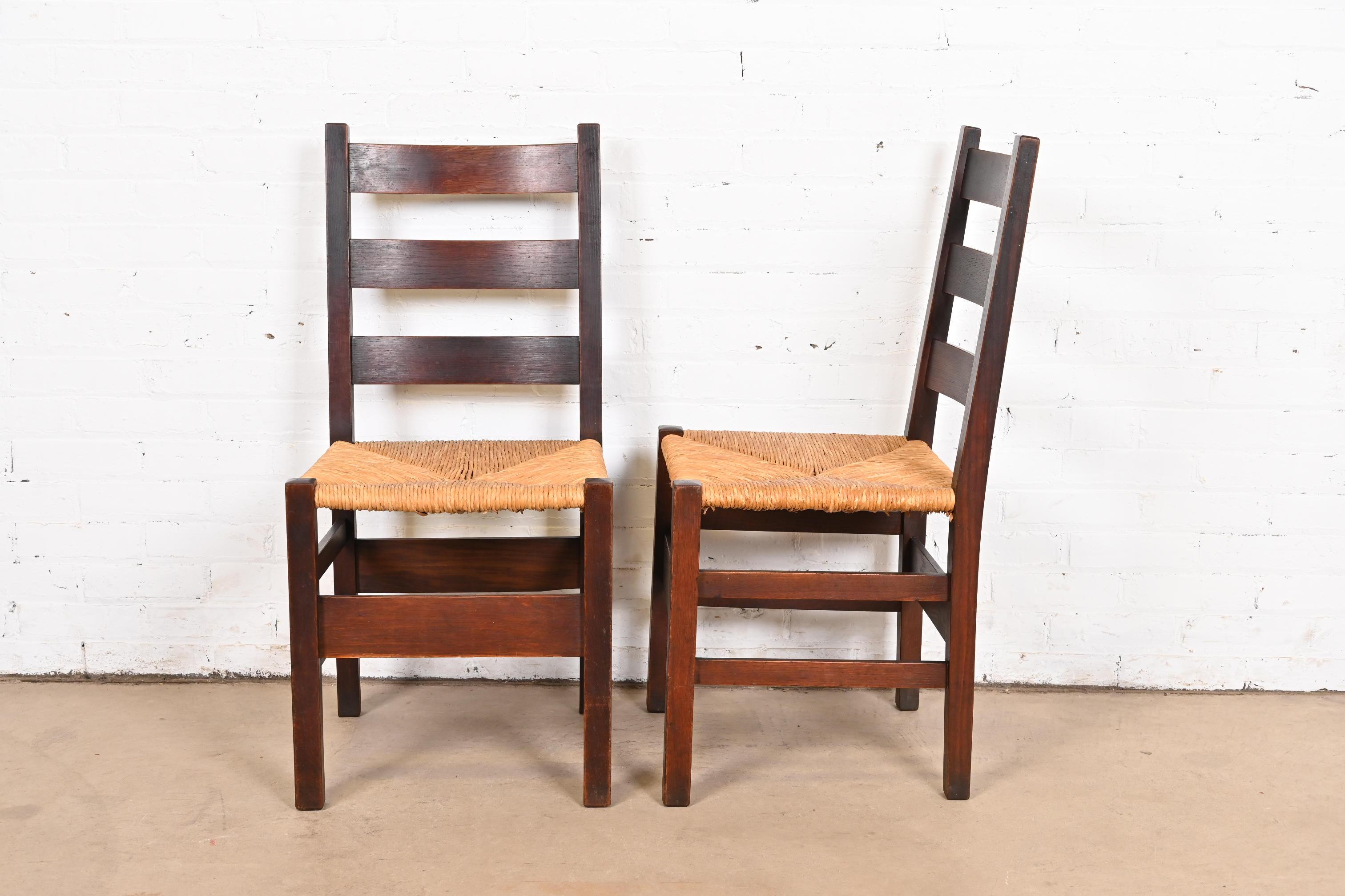 Gustav Stickley Sillas de comedor antiguas Mission Oak Arts & Crafts con respaldo en escalera en venta 3
