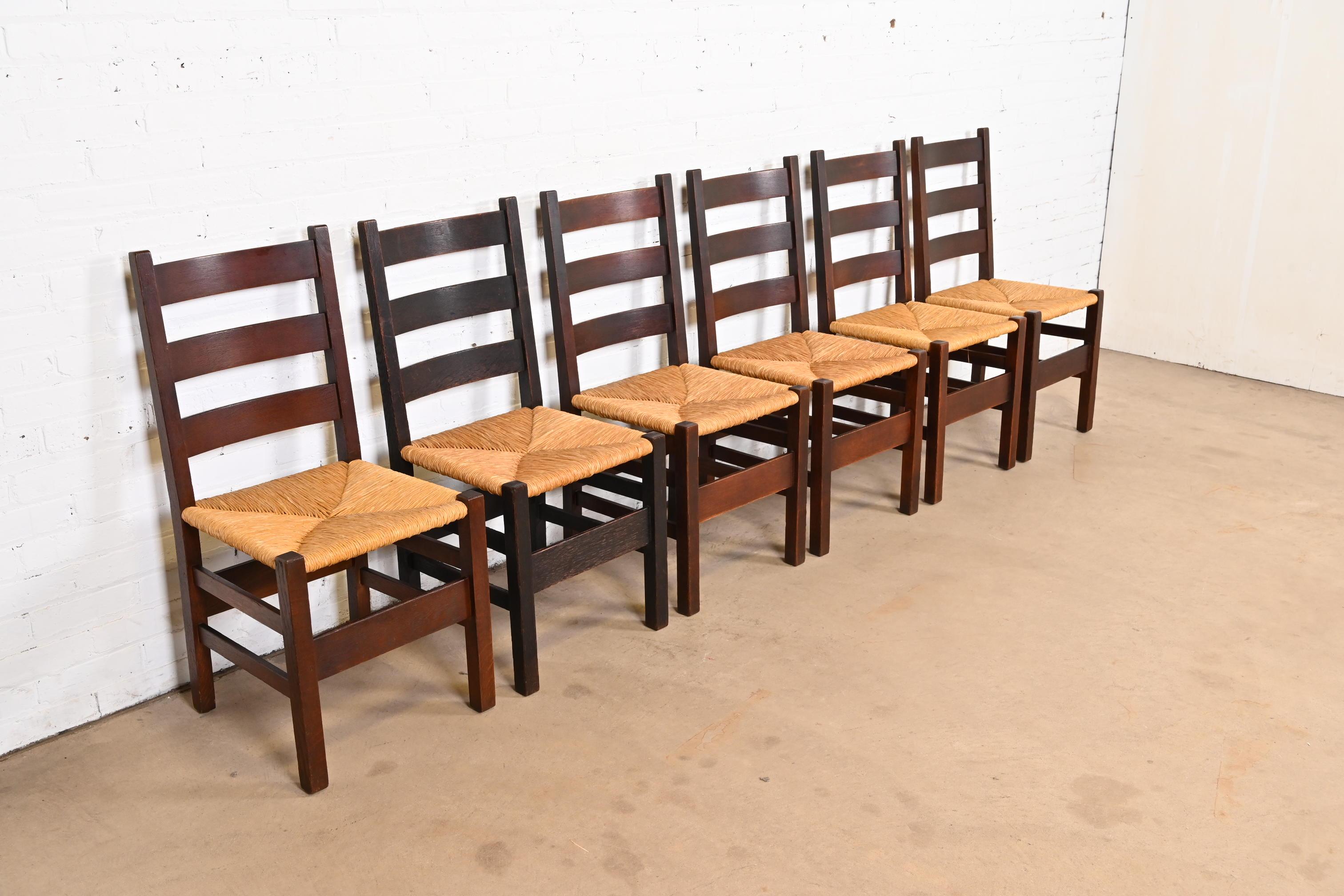 Gustav Stickley Sillas de comedor antiguas Mission Oak Arts & Crafts con respaldo en escalera Artes y manualidades en venta