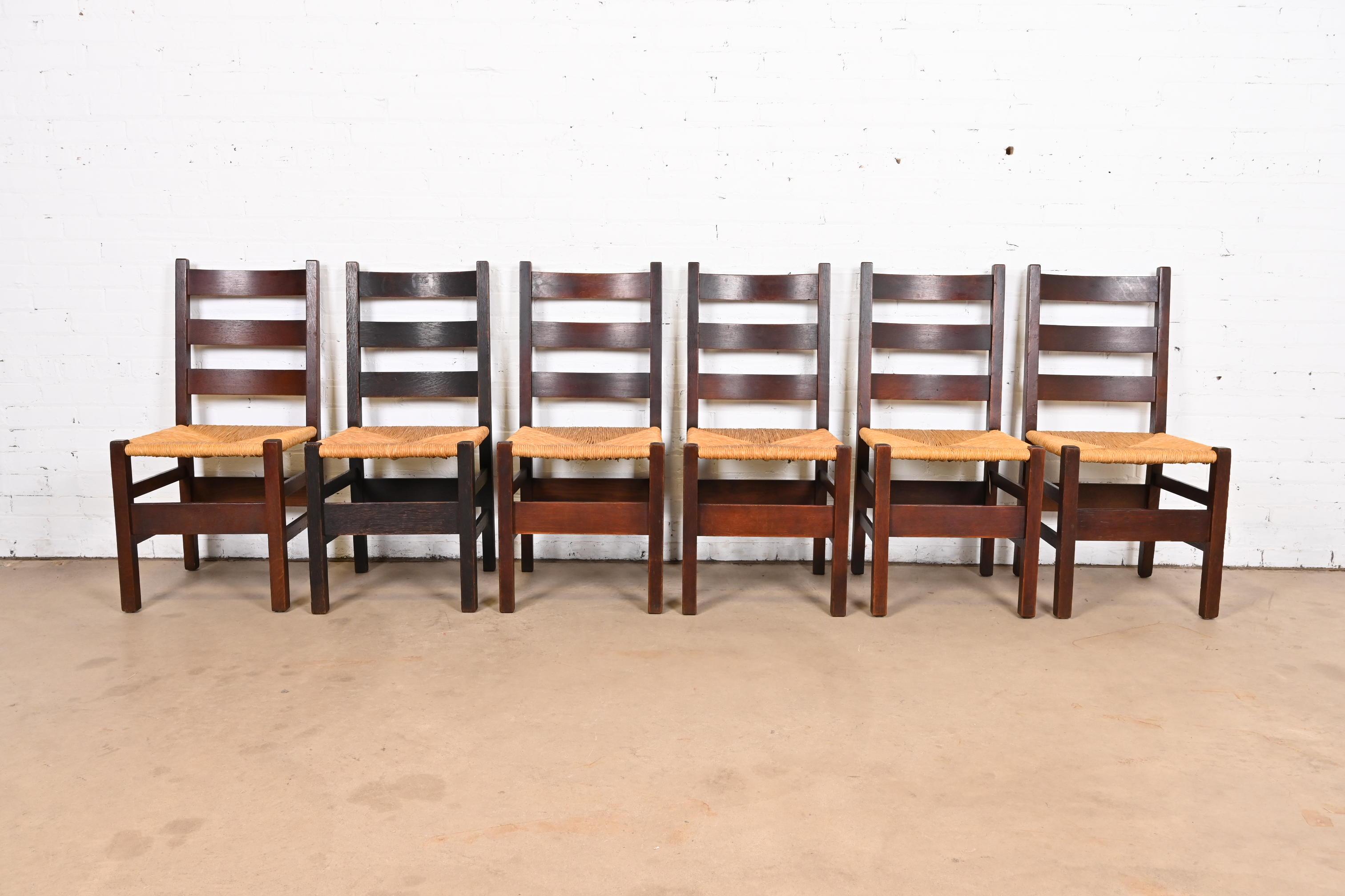Gustav Stickley Sillas de comedor antiguas Mission Oak Arts & Crafts con respaldo en escalera Estadounidense en venta
