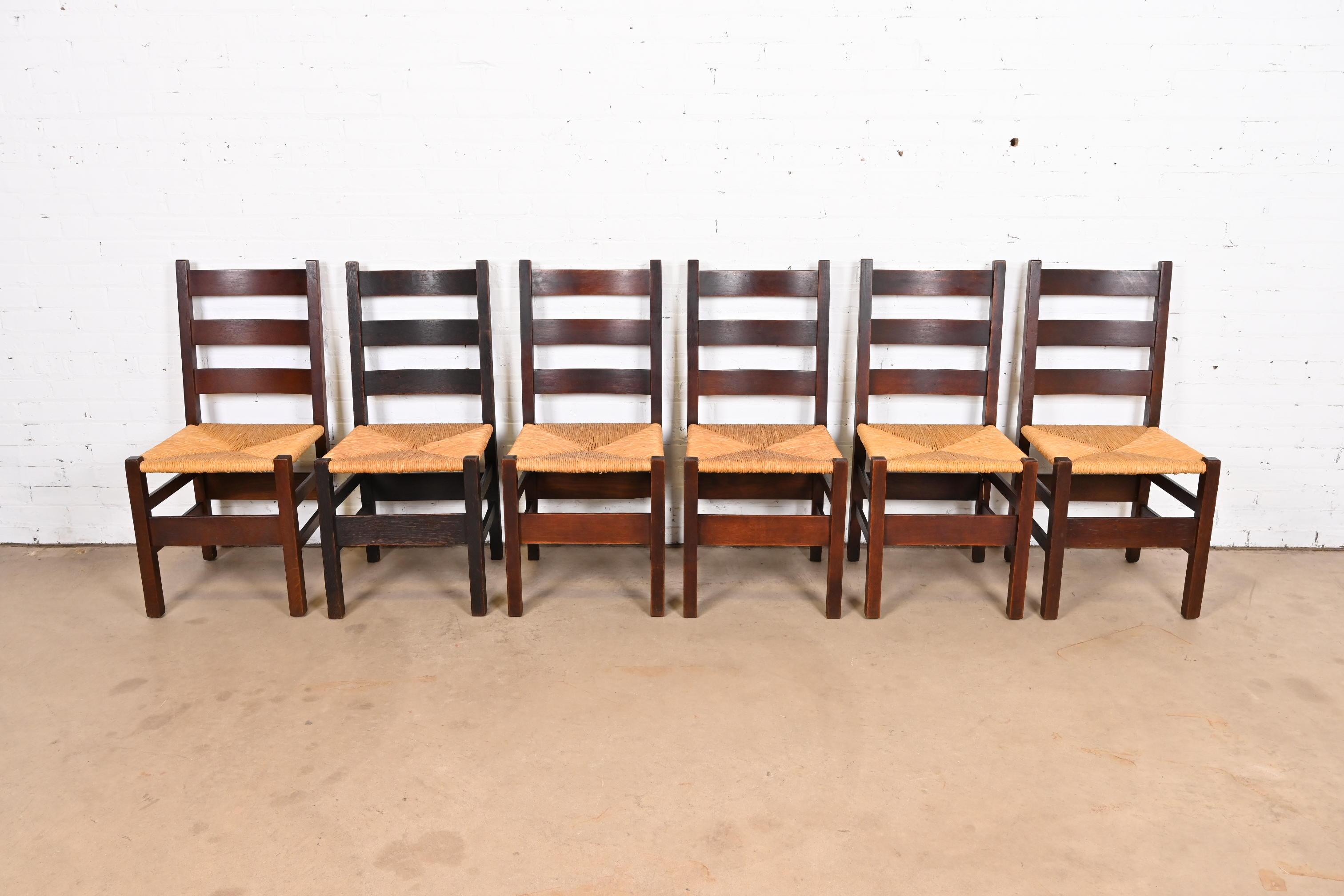 Gustav Stickley Sillas de comedor antiguas Mission Oak Arts & Crafts con respaldo en escalera en Bueno estado para la venta en South Bend, IN