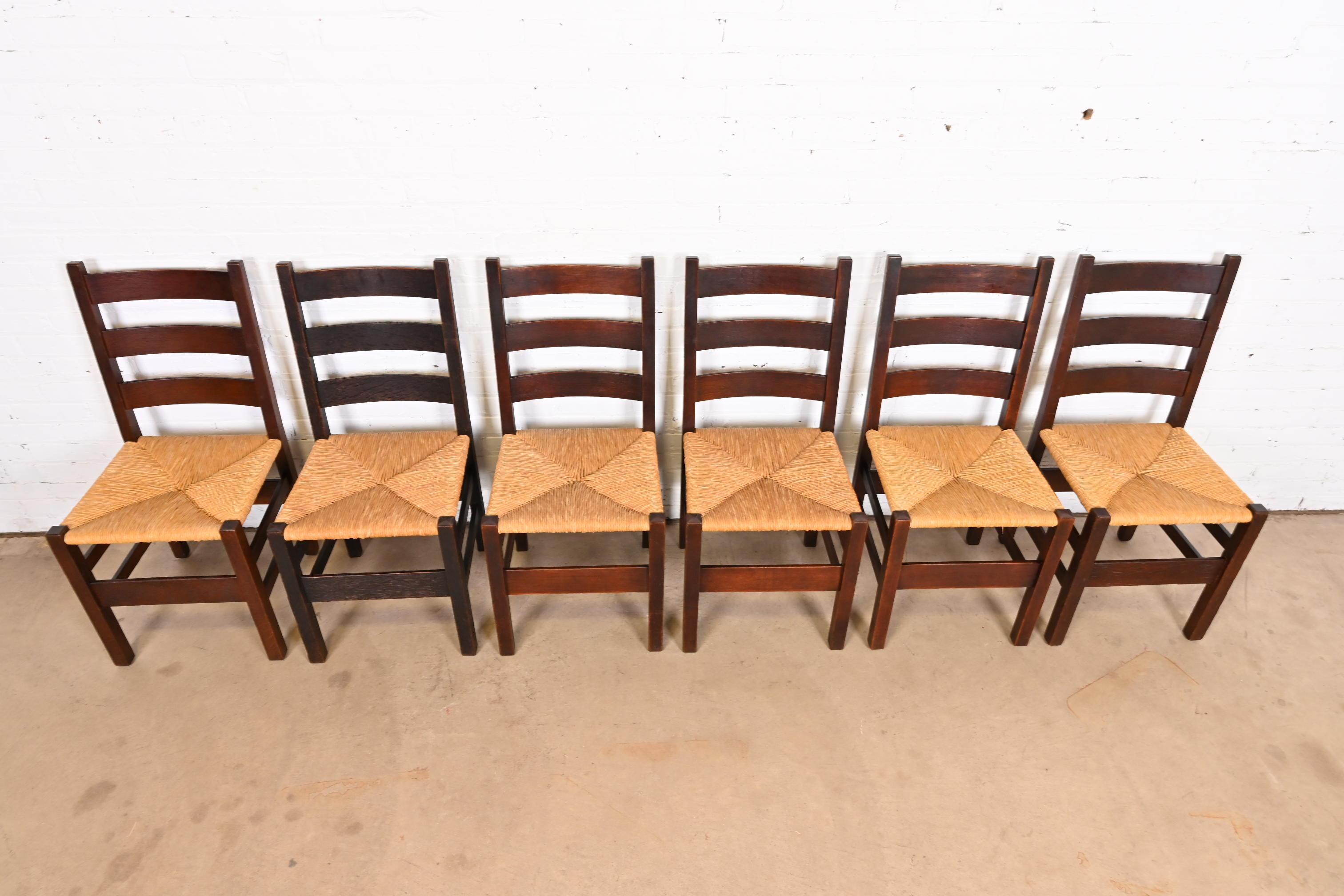 Gustav Stickley Sillas de comedor antiguas Mission Oak Arts & Crafts con respaldo en escalera siglo XX en venta