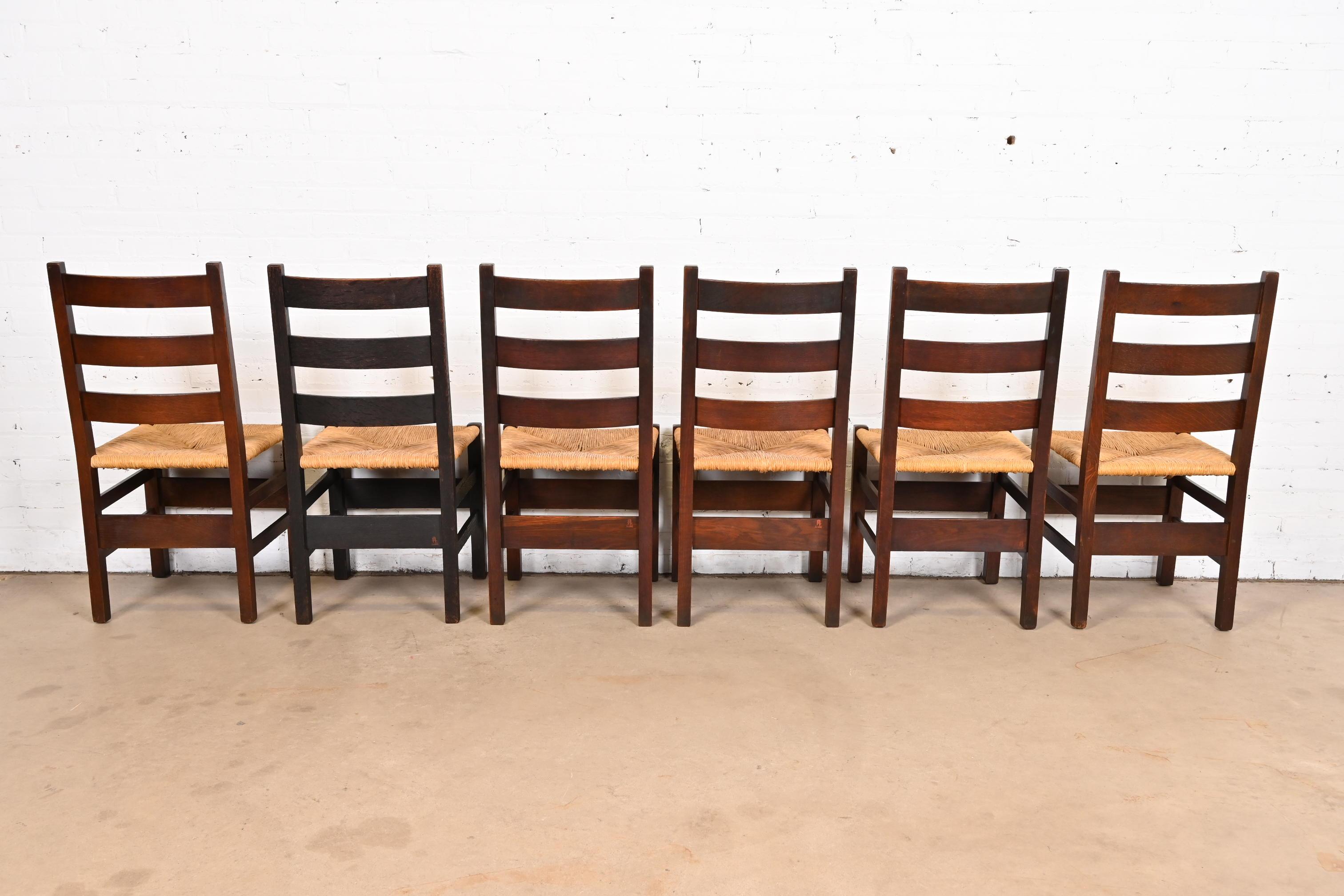 Gustav Stickley Sillas de comedor antiguas Mission Oak Arts & Crafts con respaldo en escalera Rush en venta