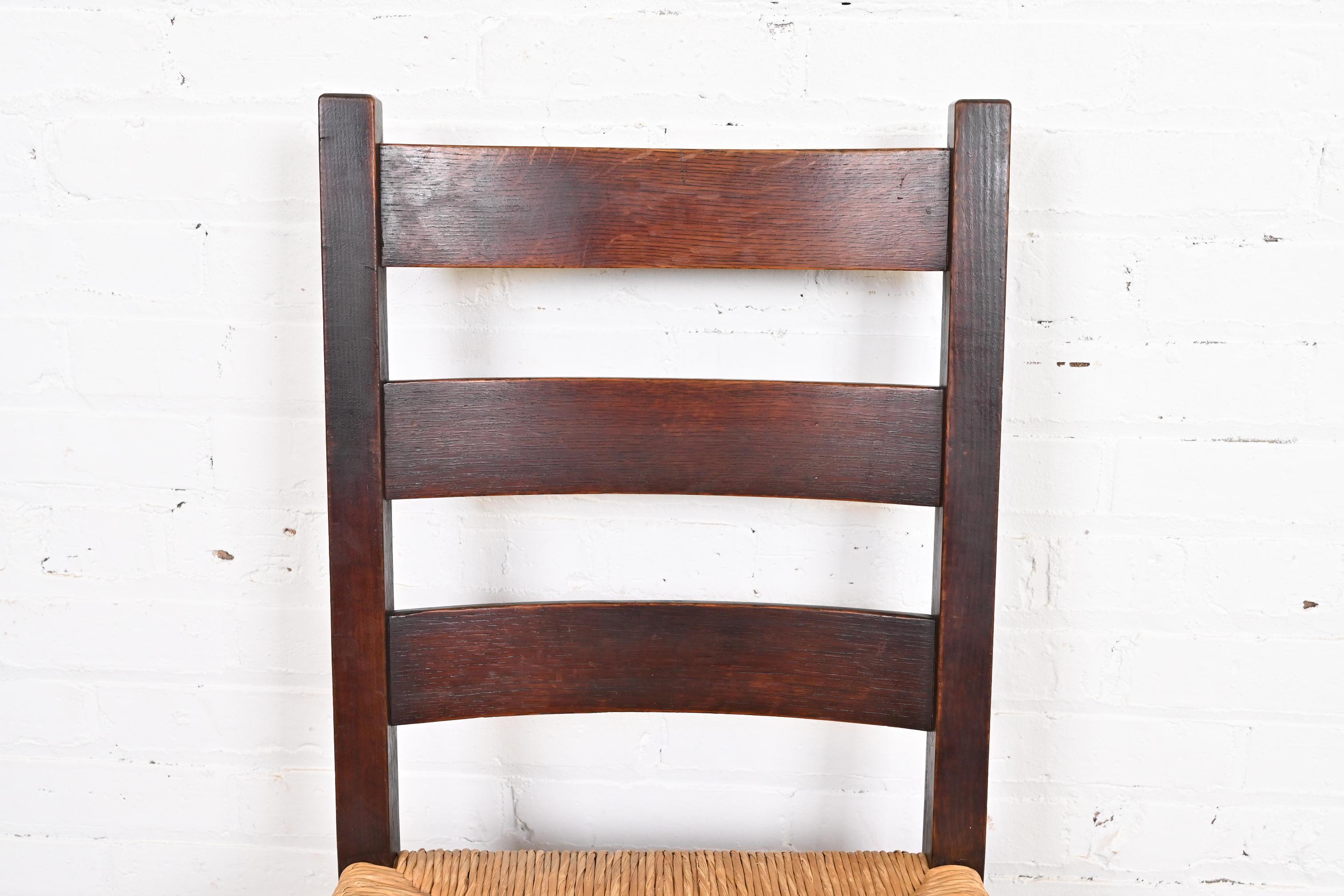 Gustav Stickley Sillas de comedor antiguas Mission Oak Arts & Crafts con respaldo en escalera en venta 1