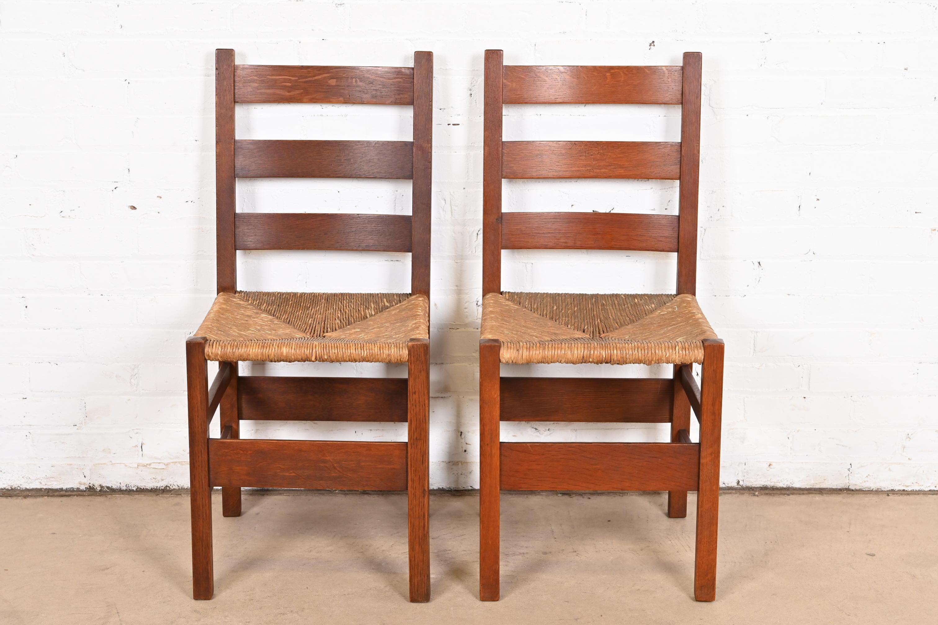 Gustav Stickley Antique Mission Oak Arts & Crafts Ladder Back Side Chairs, Pair In Good Condition For Sale In South Bend, IN