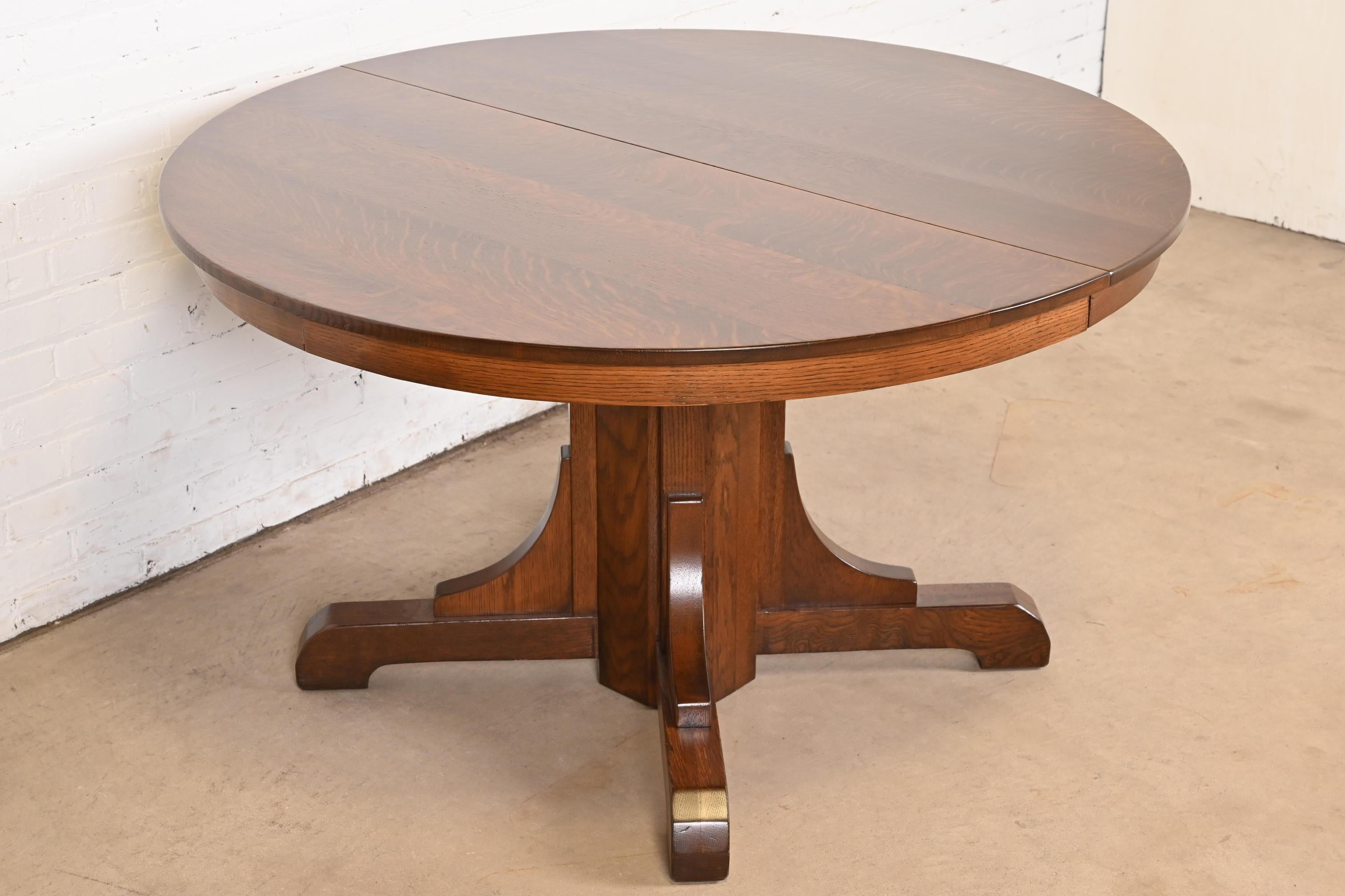 A rare and exceptional Mission or Arts & Crafts quarter sawn oak pedestal extension dining table

By Gustav Stickley

USA, Circa 1900

Measures: 48