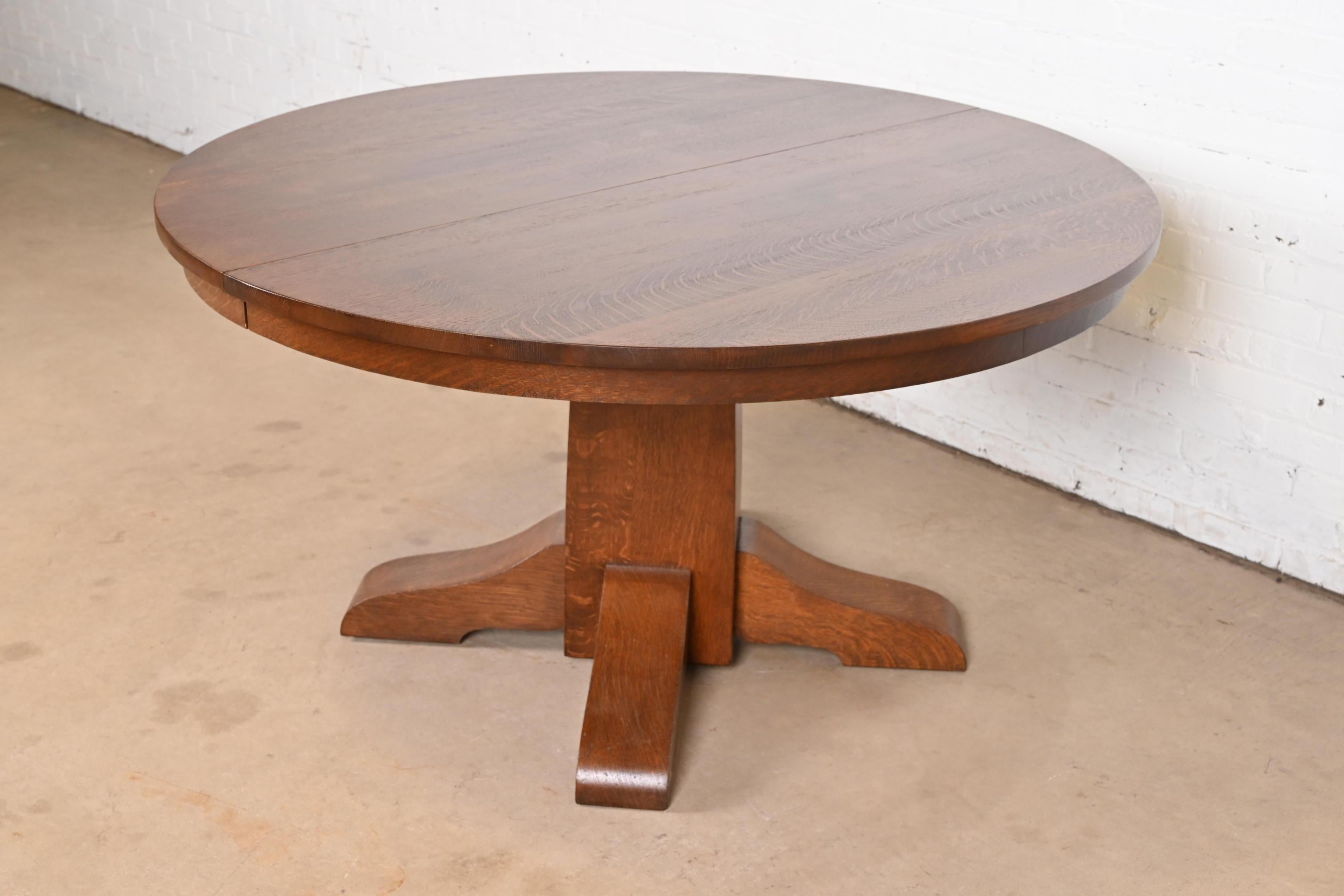 Una rara y excepcional mesa de comedor extensible con pedestal dividido de roble aserrado en cuartos Mission o Arts & Crafts

Por Gustav Stickley (firmado con etiqueta de papel Craftsman, parcialmente cubierta por la etiqueta del minorista)

EE.UU.,