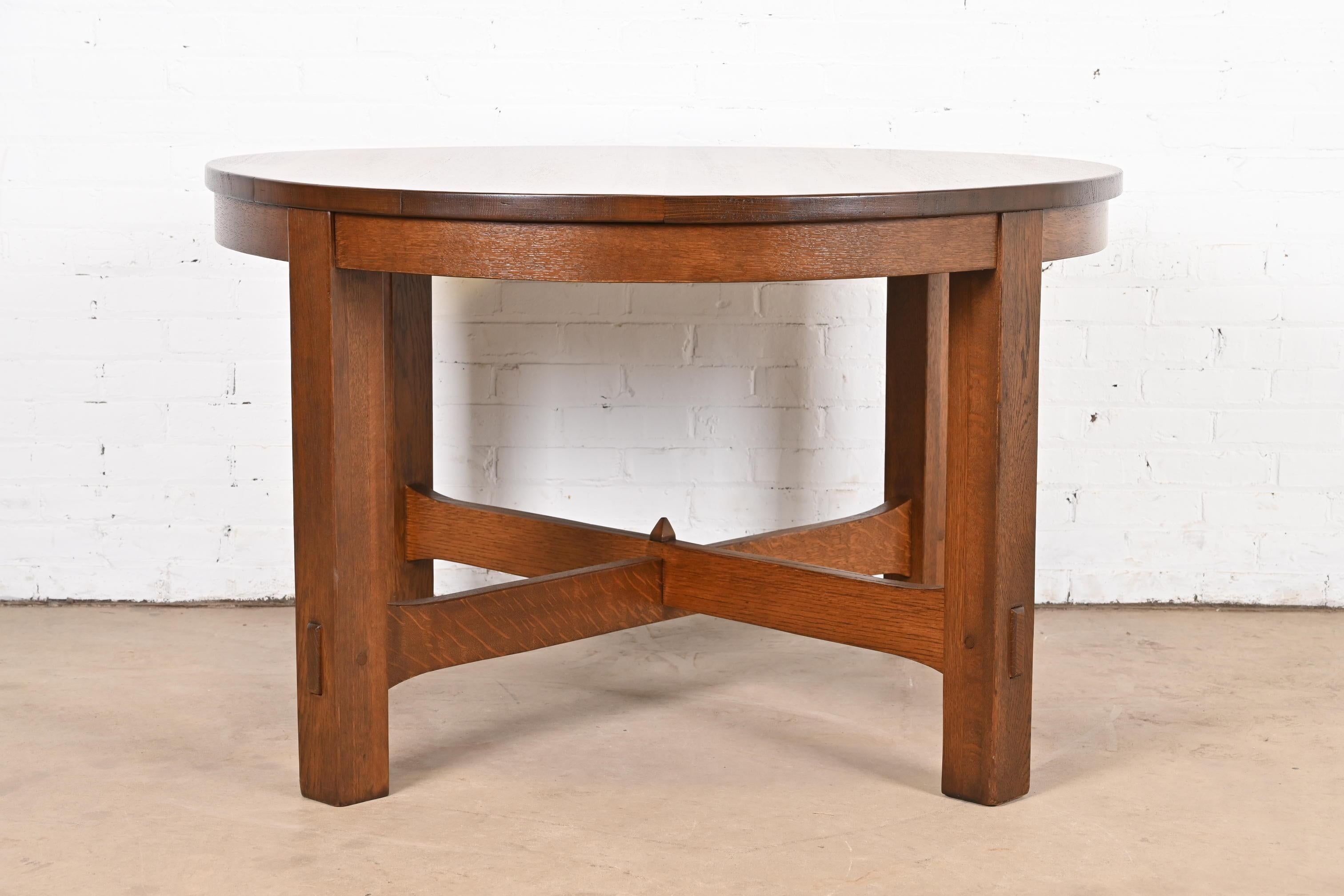 A rare and exceptional Mission or Arts & Crafts quarter sawn oak round dining table or center table

By Gustav Stickley (original red label present)

USA, Circa 1900

Measures: 48