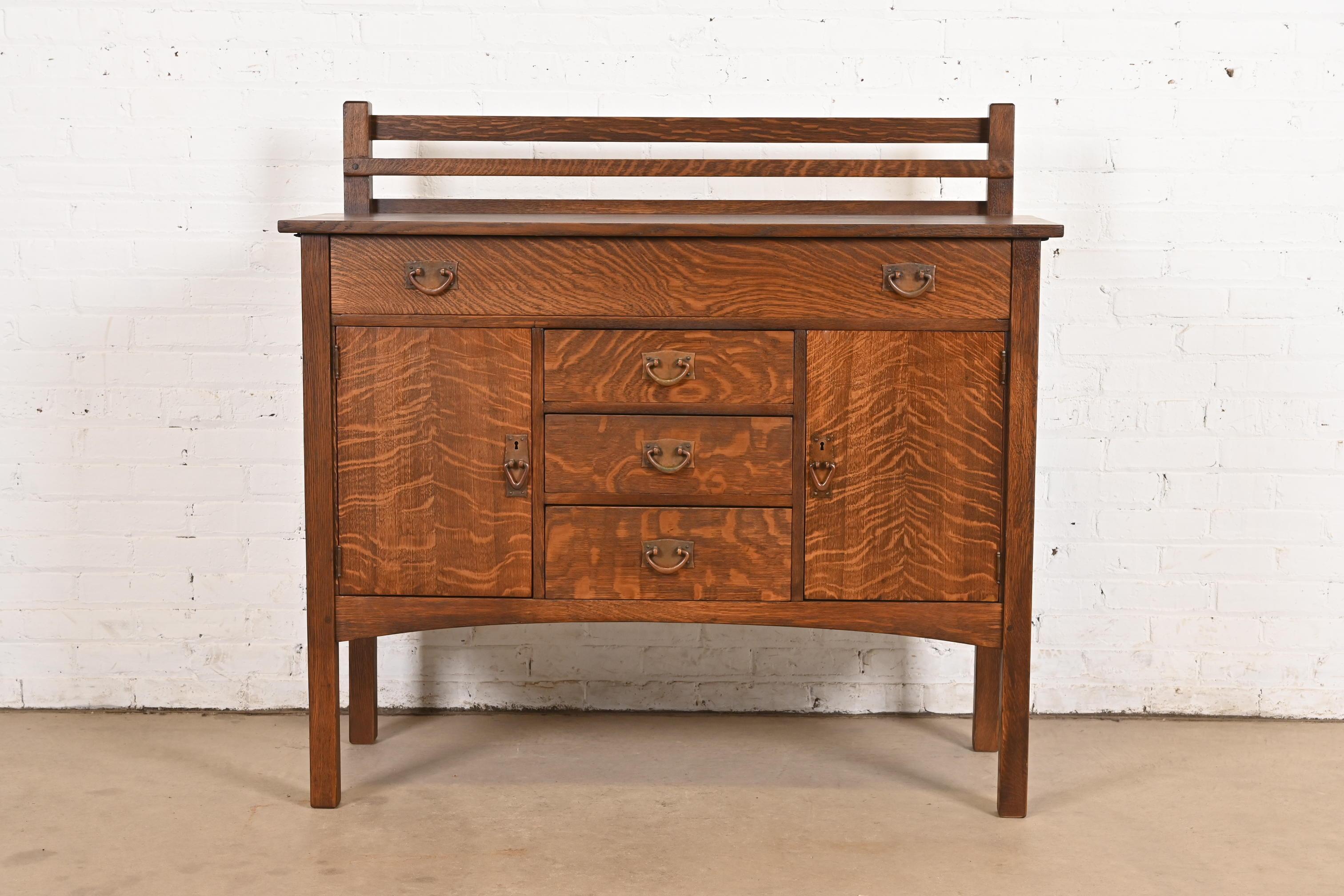 Una rara ed eccezionale credenza d'epoca Mission o Arts & Crafts, un buffet o un mobile bar con portapiatti

Di Gustav Stickley

USA, circa 1910

Splendida quercia tigrata segata al quarto, con ferramenta originale in rame martellato. 

Misure: