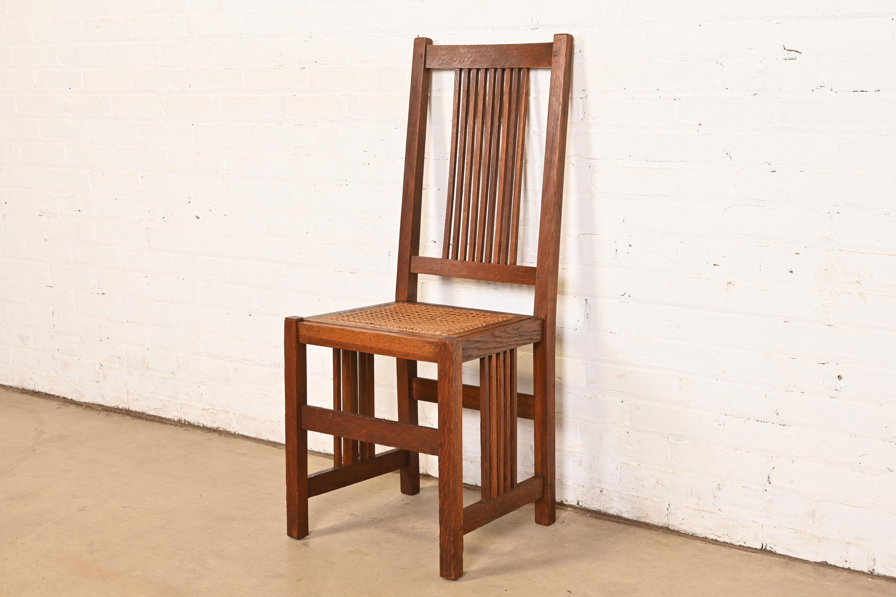 Eine seltene antike Mission oder Arts & Crafts Zeitraum Spindel Esszimmerstuhl oder Beistelltisch

Von Gustav Stickley

USA, ca. 1900

Gestell aus Eichenholz, gesägt, mit Sitz aus Schilfrohr.

Maße: 16,63 