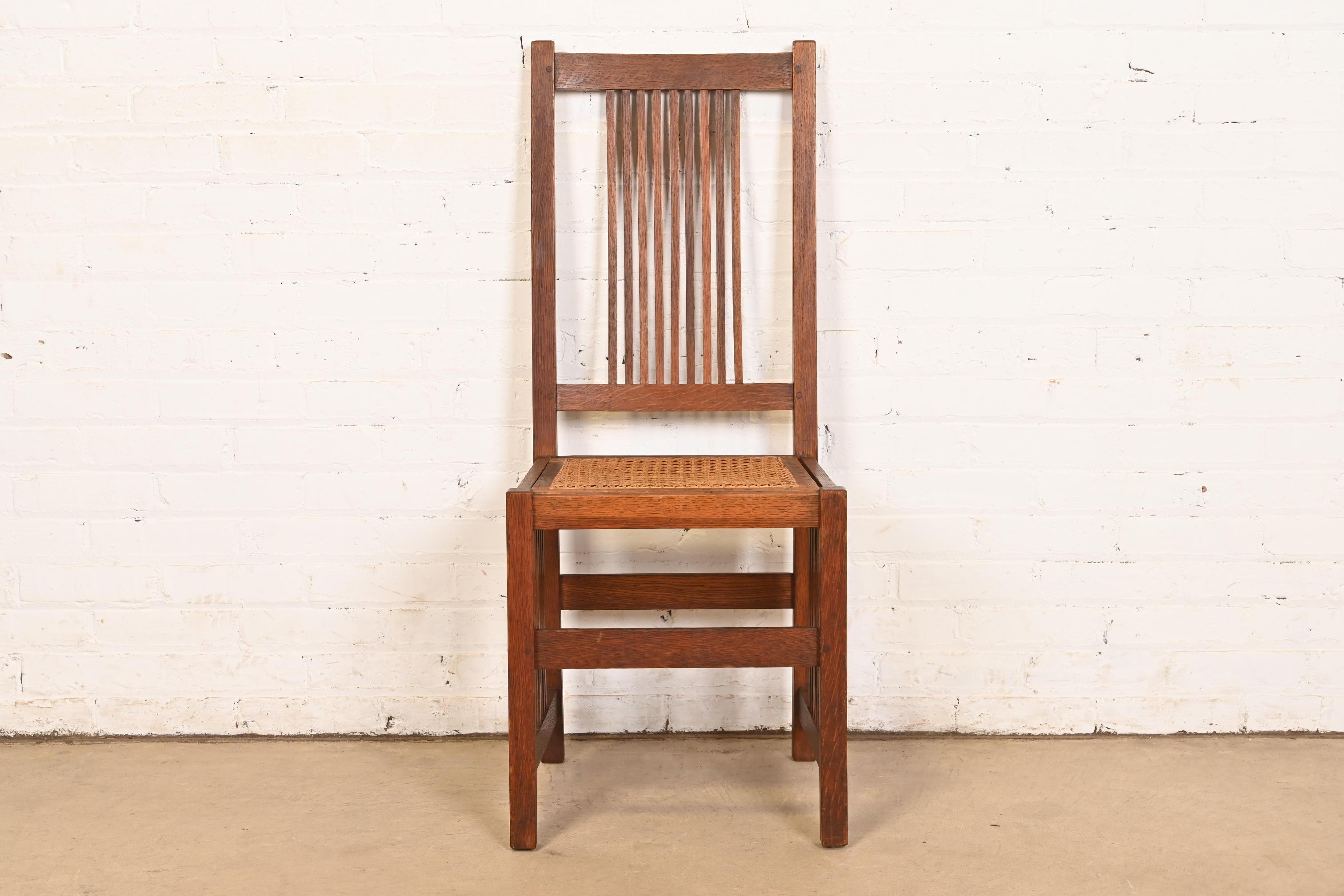 Gustav Stickley Antike Mission Eiche Arts & Crafts Spindel Seite oder Esszimmerstuhl (Arts and Crafts) im Angebot
