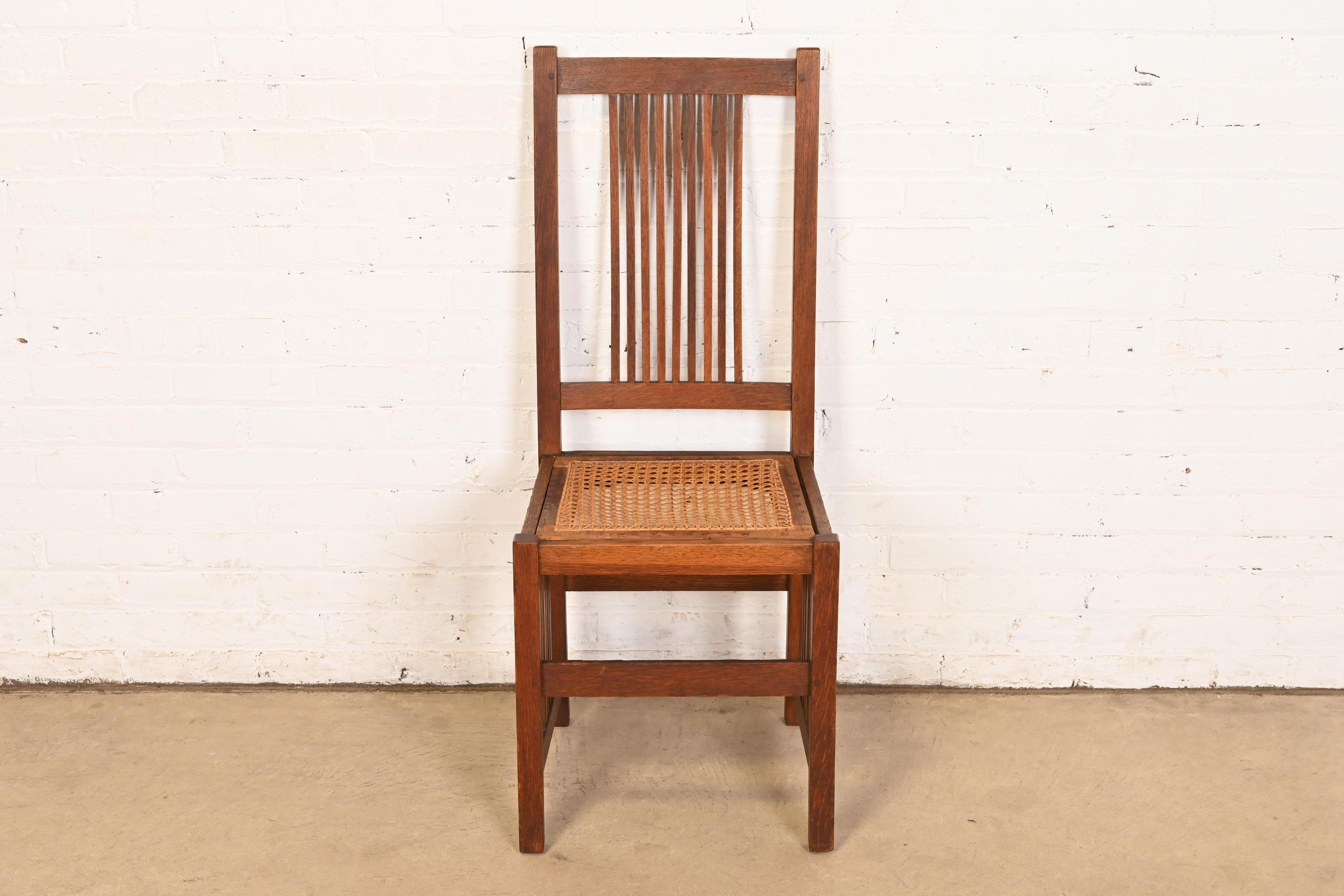 Gustav Stickley Antike Mission Eiche Arts & Crafts Spindel Seite oder Esszimmerstuhl (amerikanisch) im Angebot