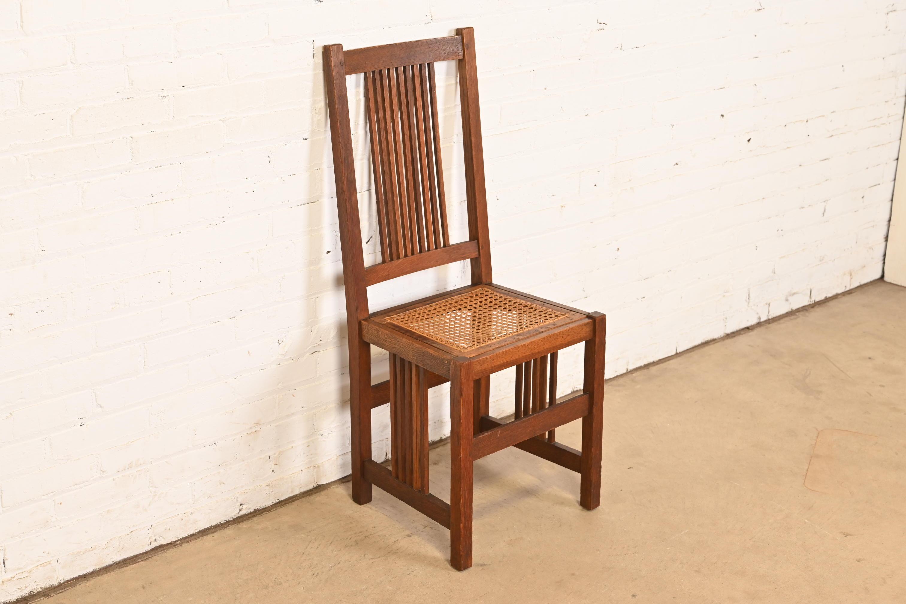 Gustav Stickley Antike Mission Eiche Arts & Crafts Spindel Seite oder Esszimmerstuhl im Zustand „Gut“ im Angebot in South Bend, IN