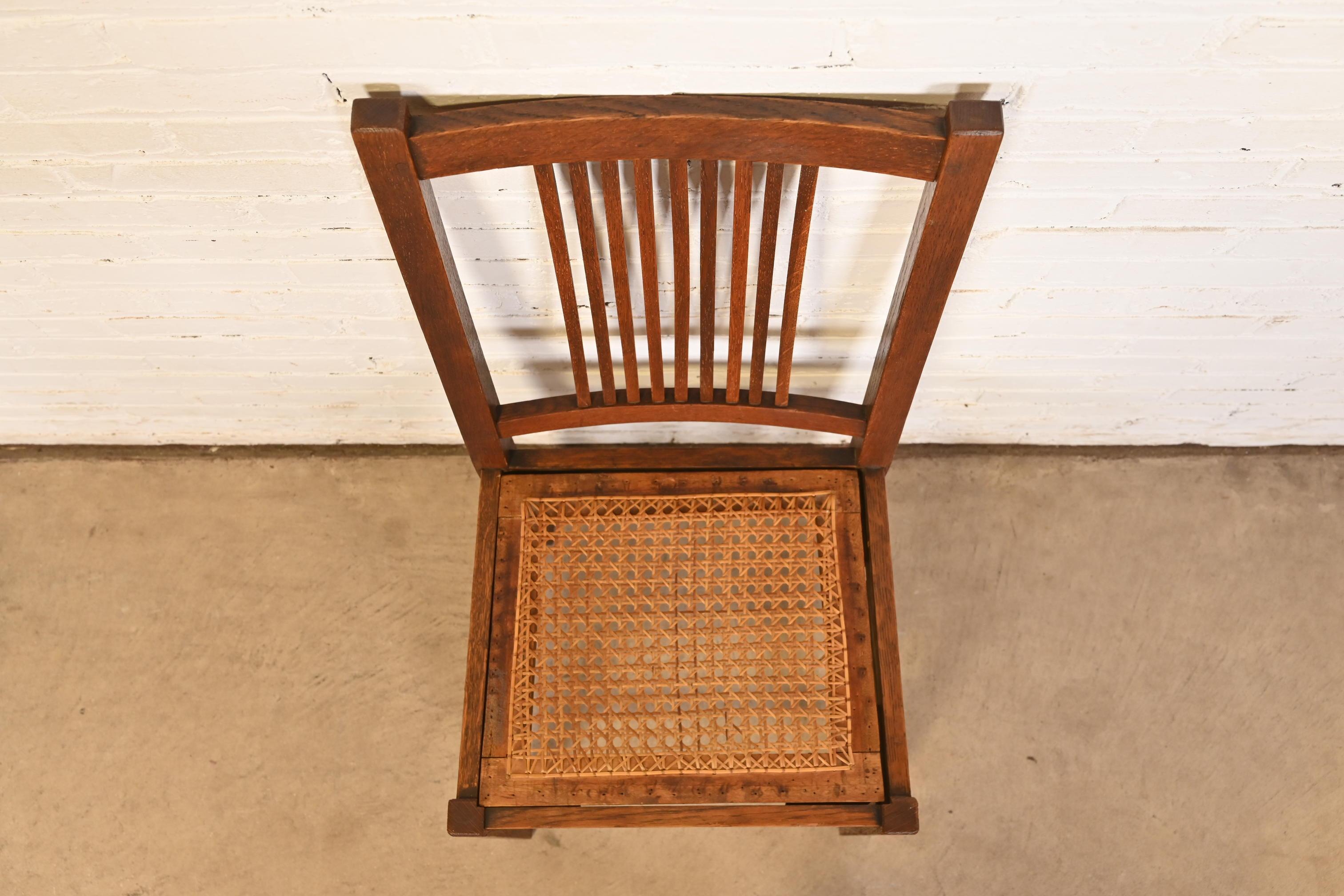 Gustav Stickley Antike Mission Eiche Arts & Crafts Spindel Seite oder Esszimmerstuhl (20. Jahrhundert) im Angebot