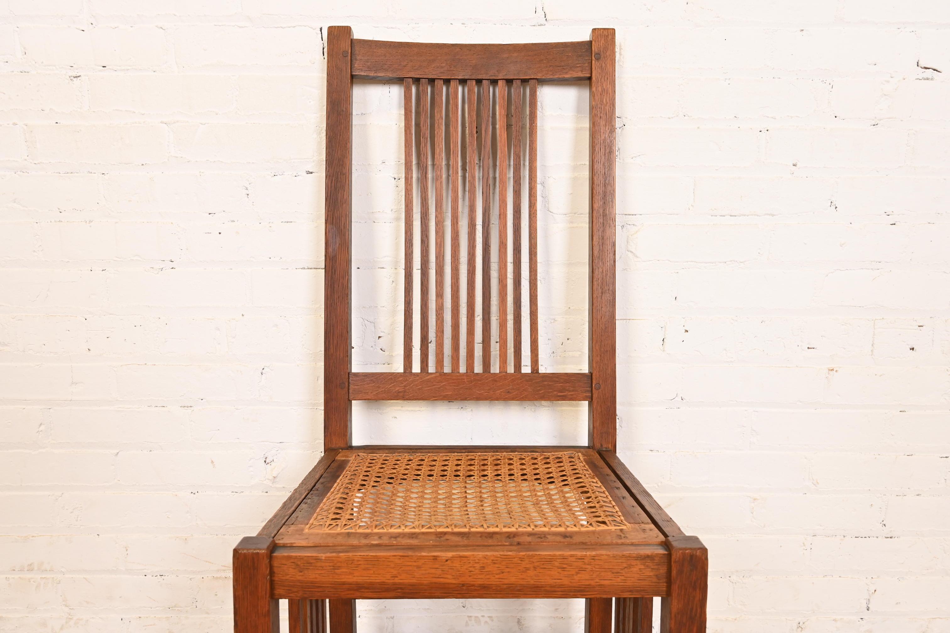 Gustav Stickley Antike Mission Eiche Arts & Crafts Spindel Seite oder Esszimmerstuhl (Gehstock) im Angebot