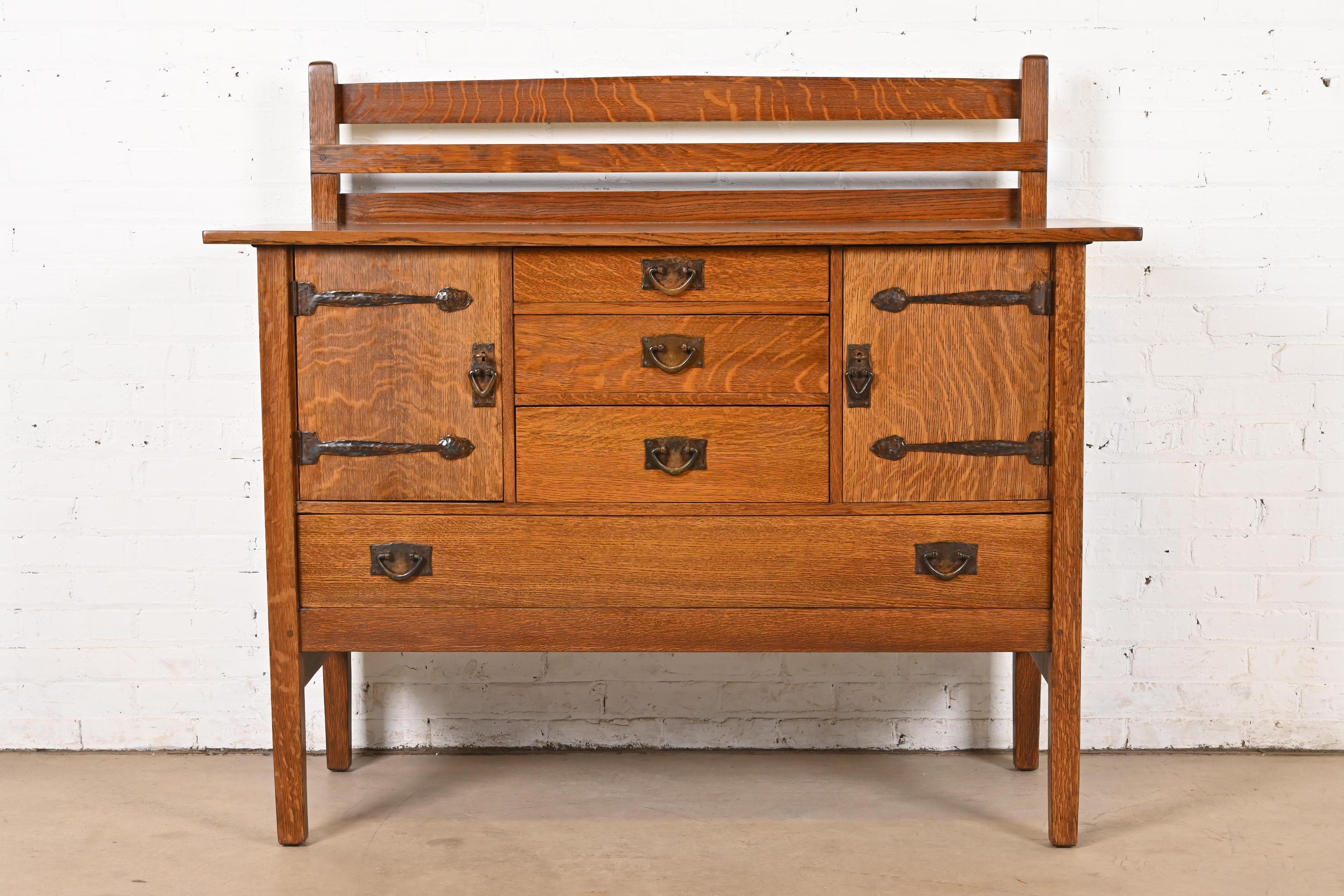 Rare et exceptionnel buffet, serveur de buffet ou meuble de bar avec porte-assiettes, d'époque Mission ou Arts & Crafts.

Par Gustav Stickley

États-Unis, vers 1910

Chêne scié sur quartier, avec quincaillerie d'origine en cuivre martelé.