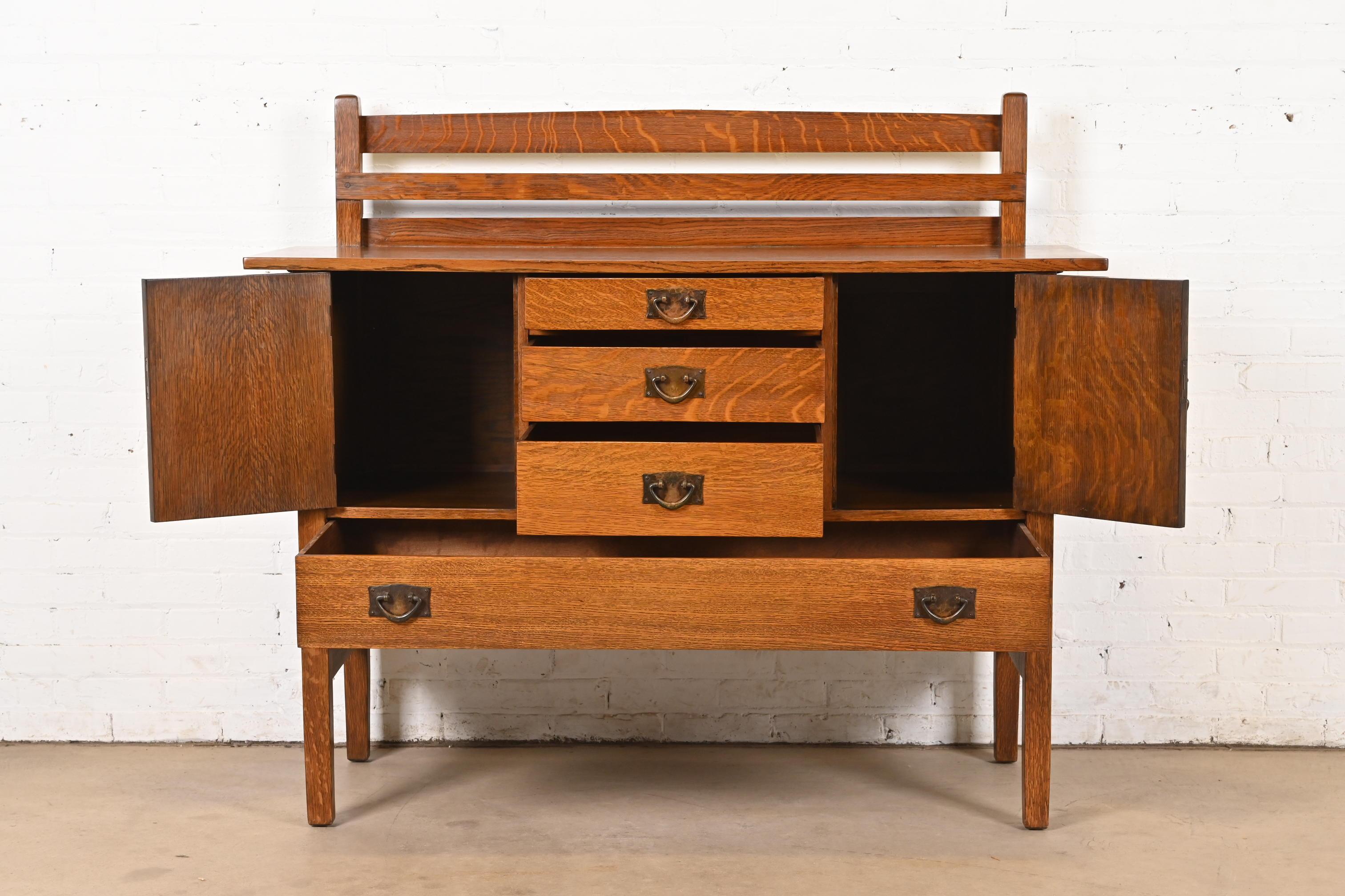 20ième siècle Gustav Stickley Ancienne Mission Oak Arts & Crafts Buffet à charnières à sangles en vente