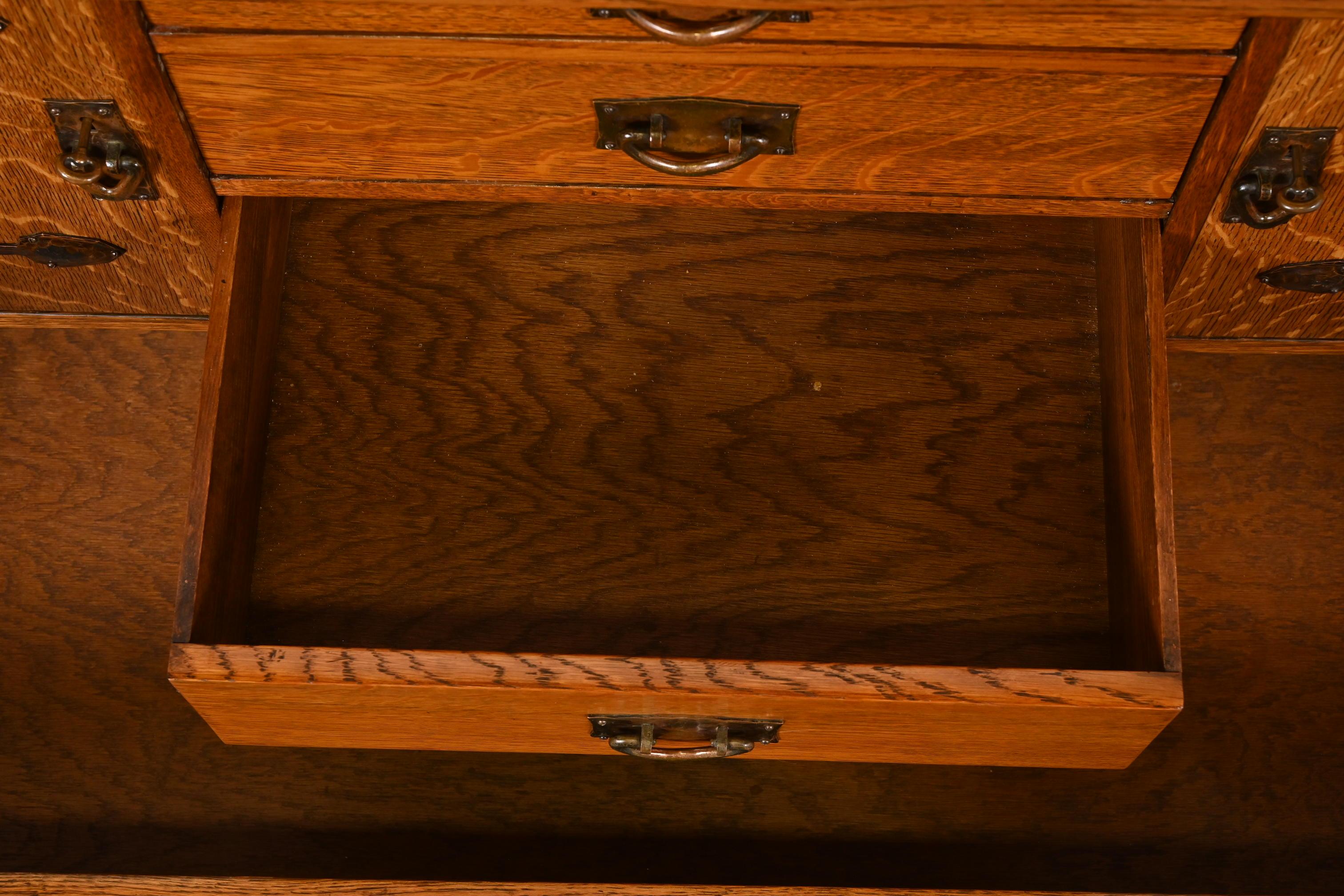 Cuivre Gustav Stickley Ancienne Mission Oak Arts & Crafts Buffet à charnières à sangles en vente