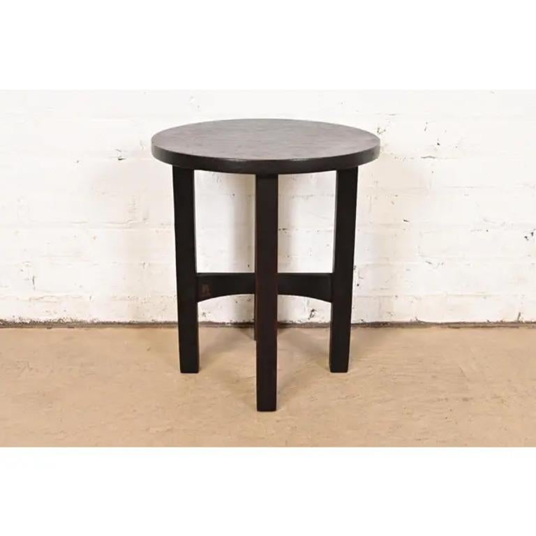 Table d'appoint ou tabouret antique en chêne Mission Arts & Crafts

Par Gustav Stickley (signé avec décalque rouge)

États-Unis d'Amérique, vers 1905

Chêne, finition ébénisée d'origine.

Mesures : 14 