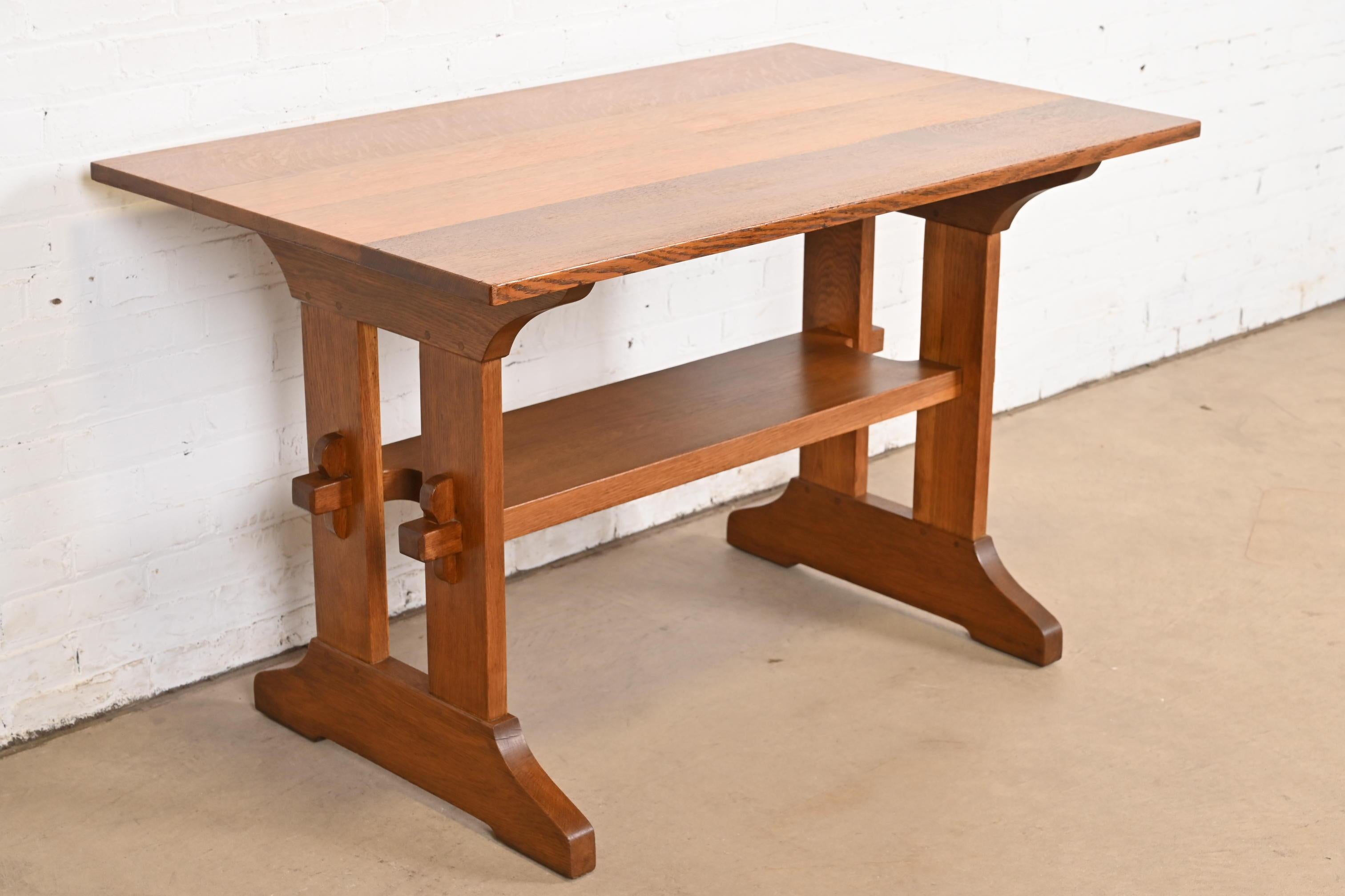 Rare et exceptionnelle table de bibliothèque ou bureau à tréteaux en chêne Mission Arts & Crafts.

Par Gustav Stickley

États-Unis, vers 1910

Dimensions : 48 