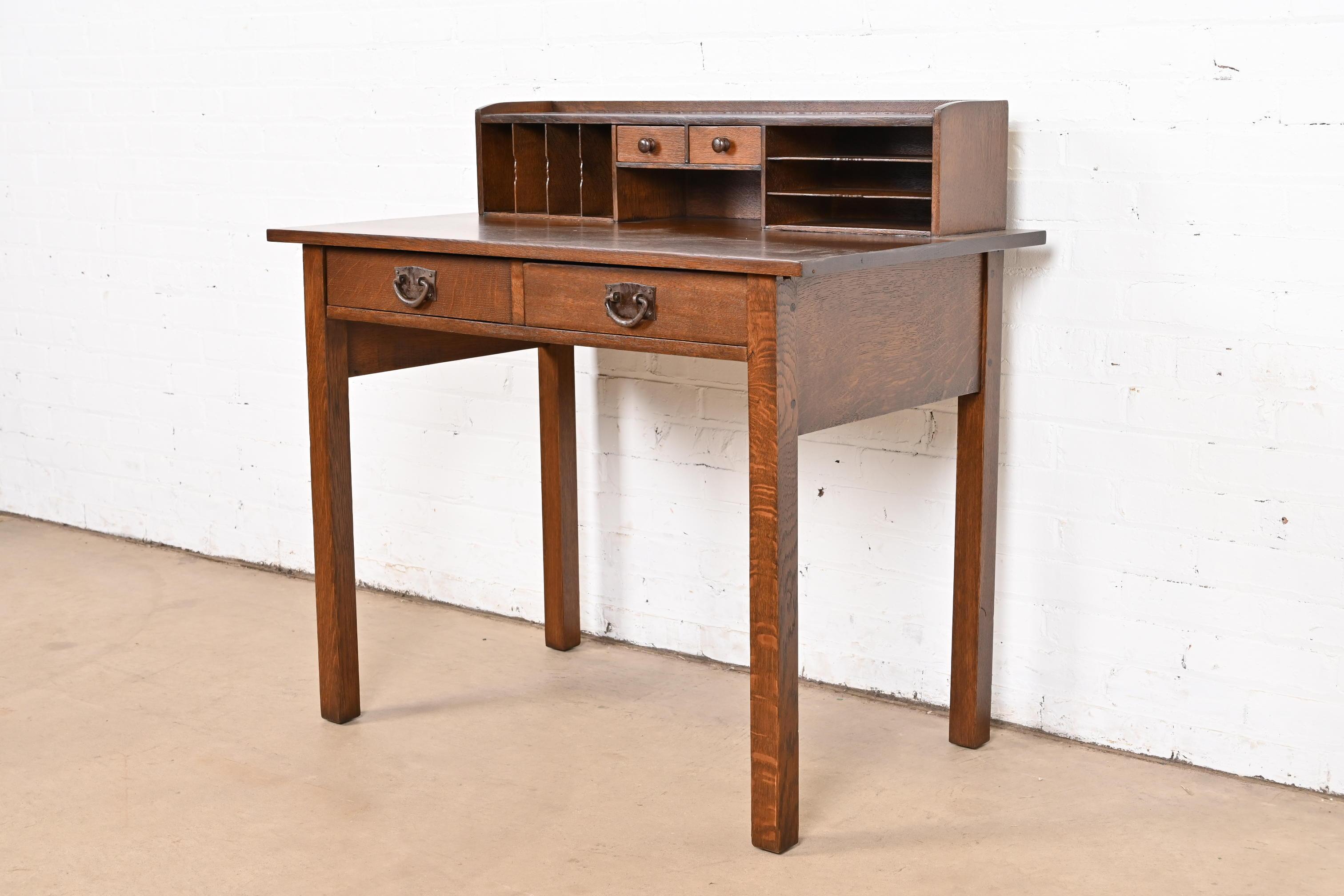 Arts and Crafts Gustav Stickley Bureau Mission Arts & Crafts Oak antique, nouvellement repeint en vente