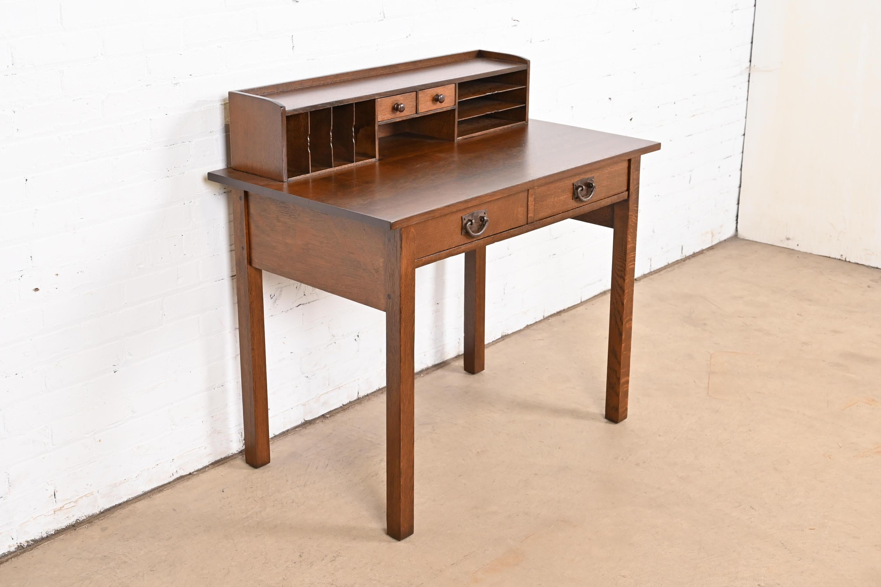 Américain Gustav Stickley Bureau Mission Arts & Crafts Oak antique, nouvellement repeint en vente