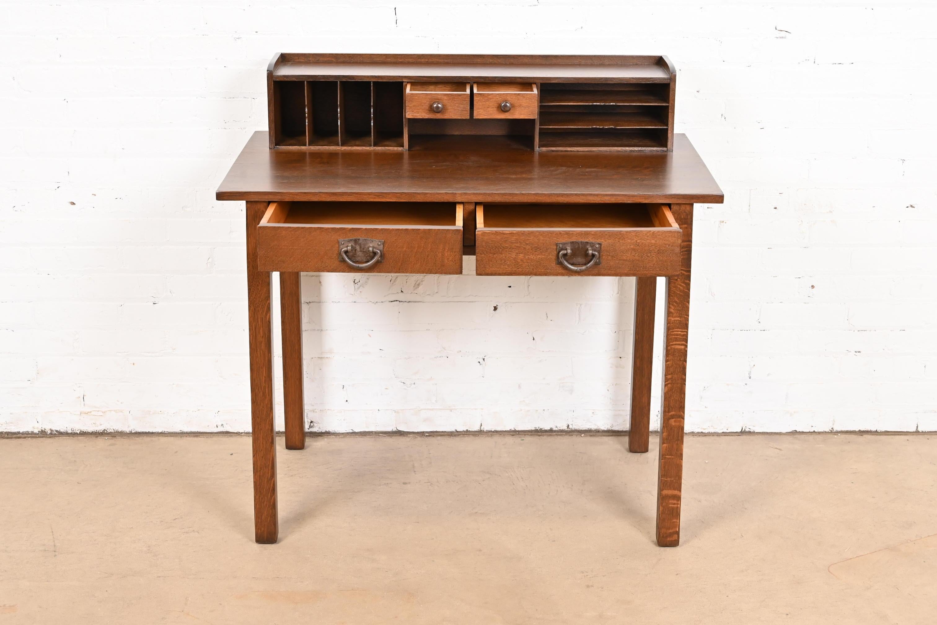 Gustav Stickley Bureau Mission Arts & Crafts Oak antique, nouvellement repeint Bon état - En vente à South Bend, IN