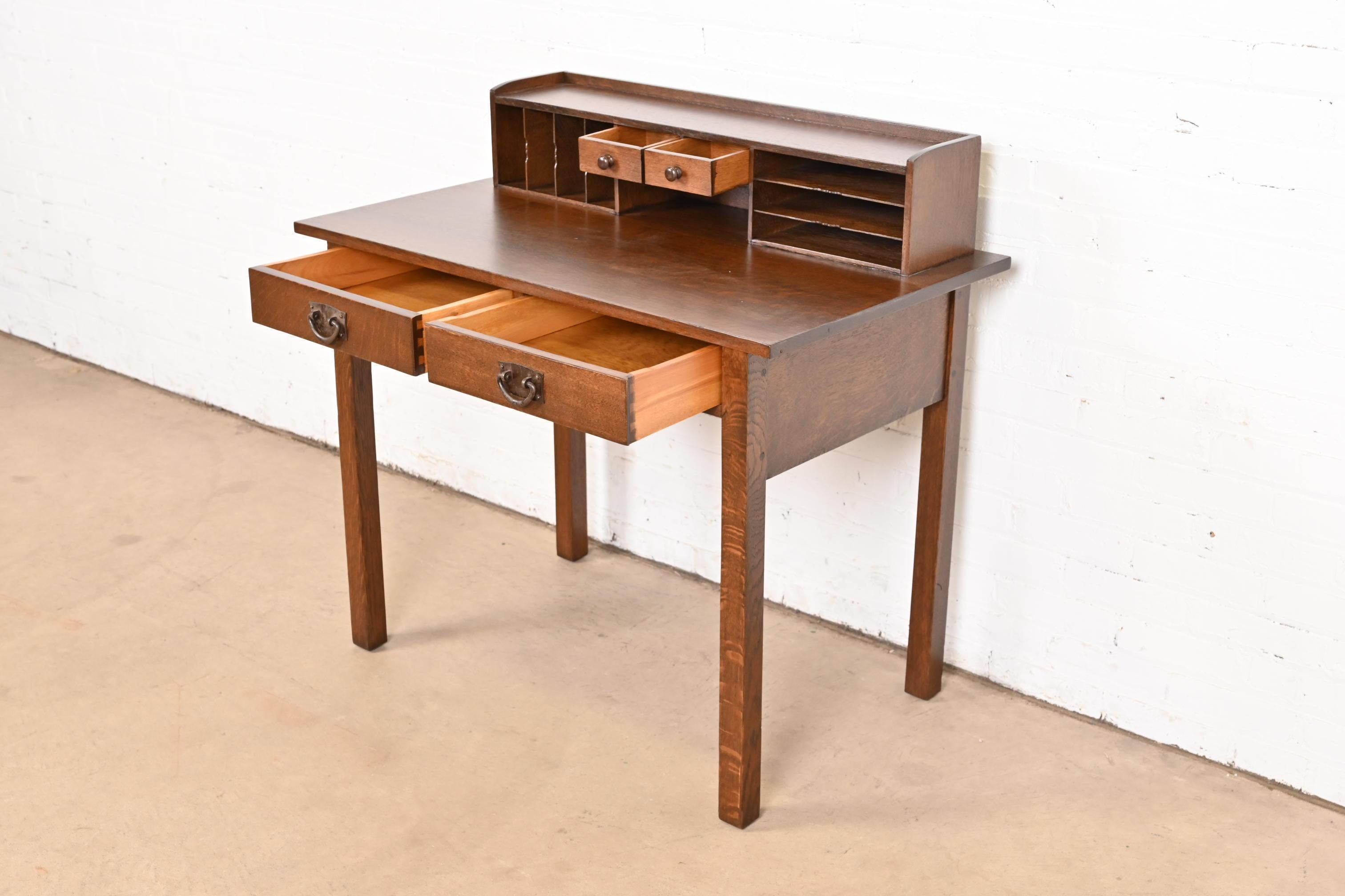 20ième siècle Gustav Stickley Bureau Mission Arts & Crafts Oak antique, nouvellement repeint en vente