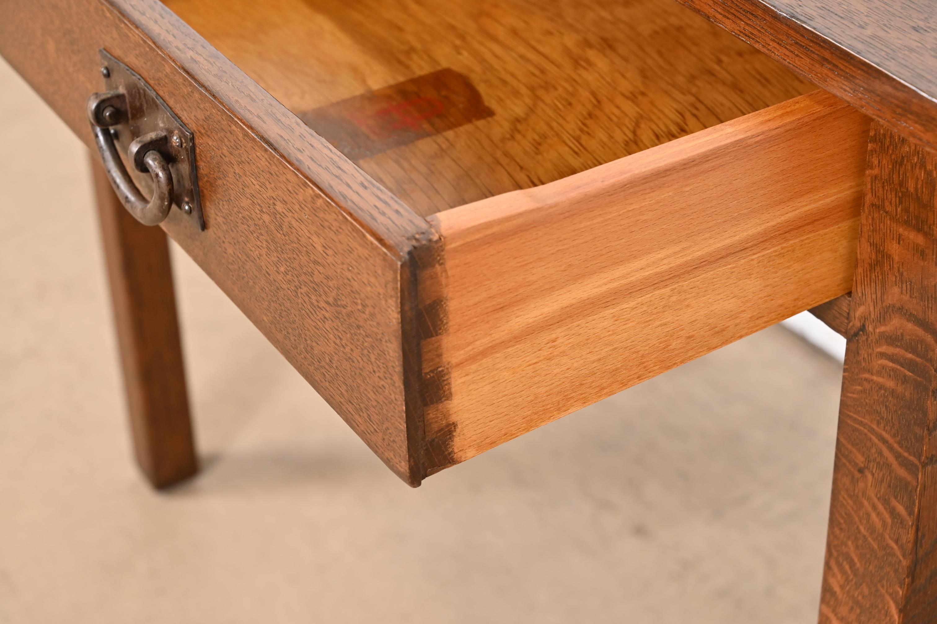 Cuivre Gustav Stickley Bureau Mission Arts & Crafts Oak antique, nouvellement repeint en vente