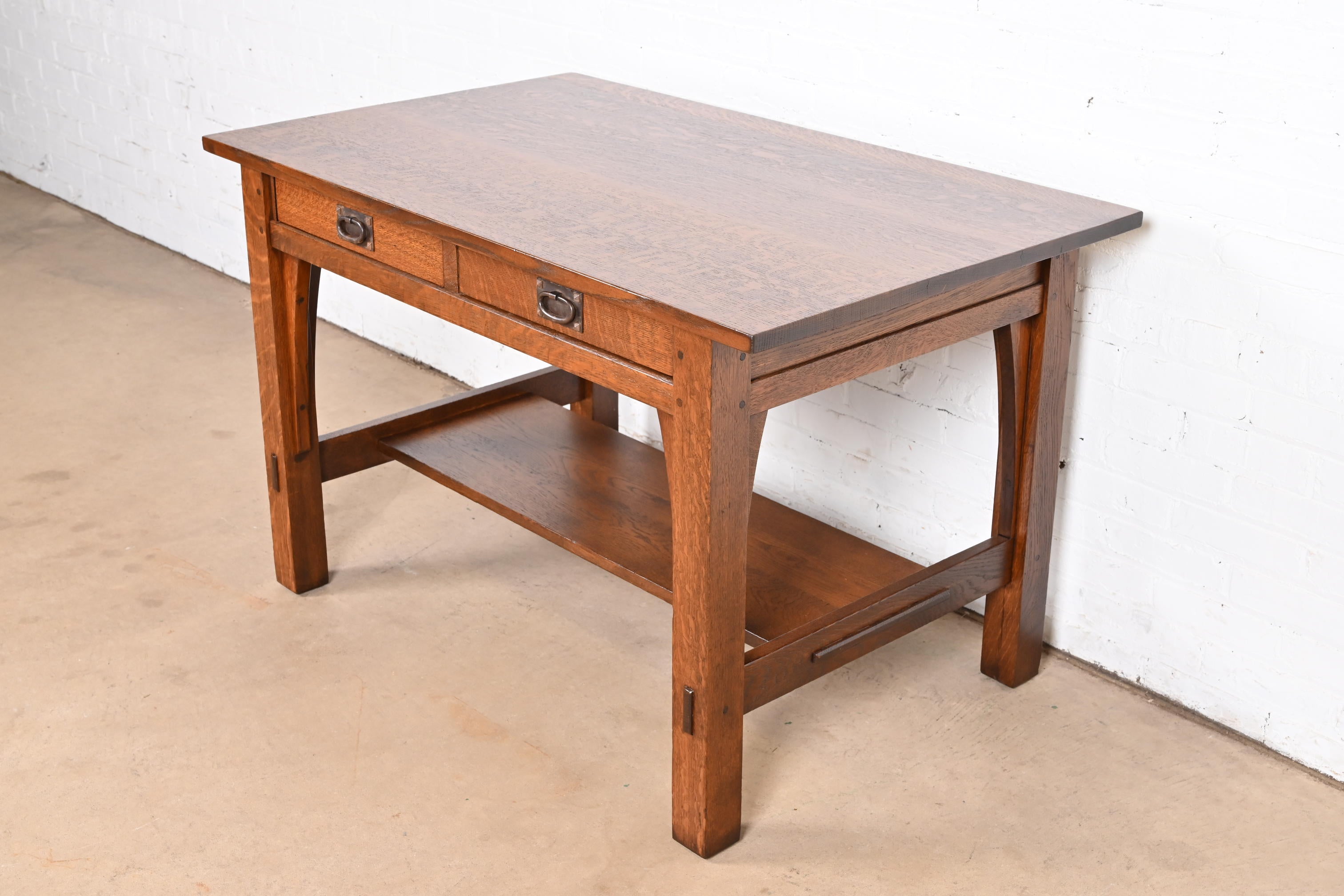 Un excepcional escritorio o mesa de biblioteca antiguos Mission o Arts & Crafts

Por Gustav Stickley

EE.UU., Circa 1900

Roble aserrado en cuarto, con herrajes originales de cobre martillado.

Medidas: 48
