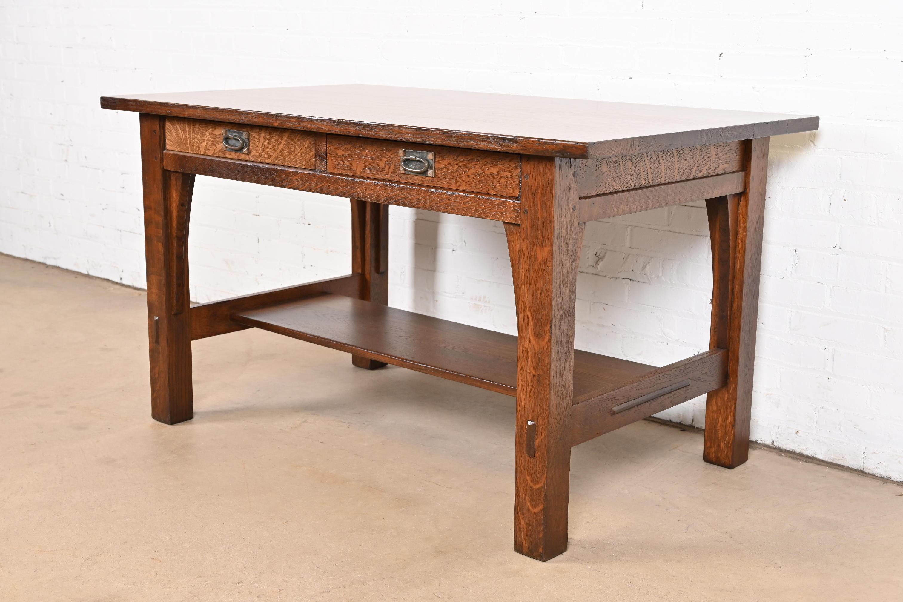 Un excepcional escritorio o mesa de biblioteca antiguos Mission o Arts & Crafts

Por Gustav Stickley

EE.UU., Circa 1900

Roble aserrado en cuarto, con herrajes originales de cobre martillado.

Medidas: 54