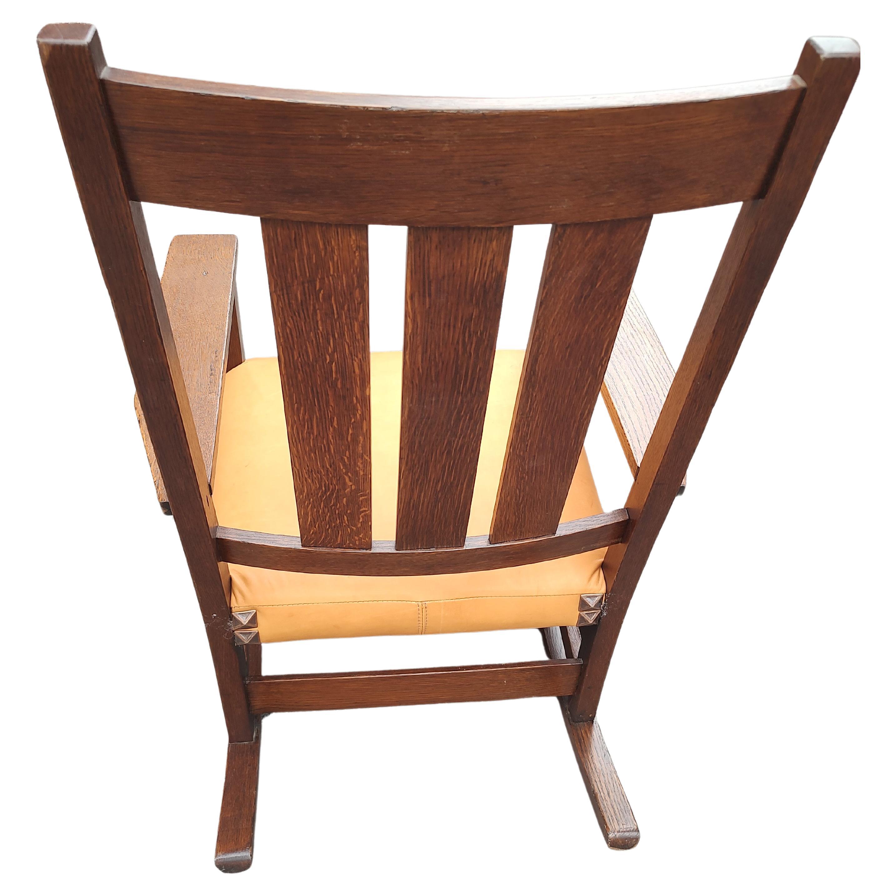 Gustav Stickley Arts & Crafts Mission Rocker mit neuem Ledersitz (Arts and Crafts) im Angebot