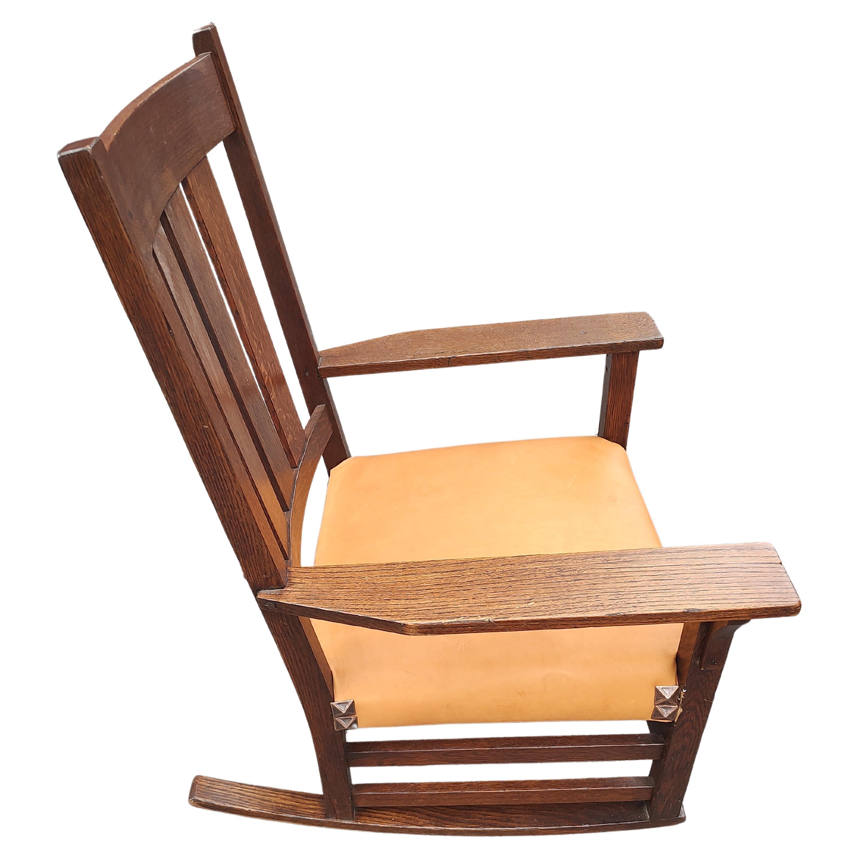 Gustav Stickley Arts & Crafts Mission Rocker mit neuem Ledersitz (amerikanisch) im Angebot