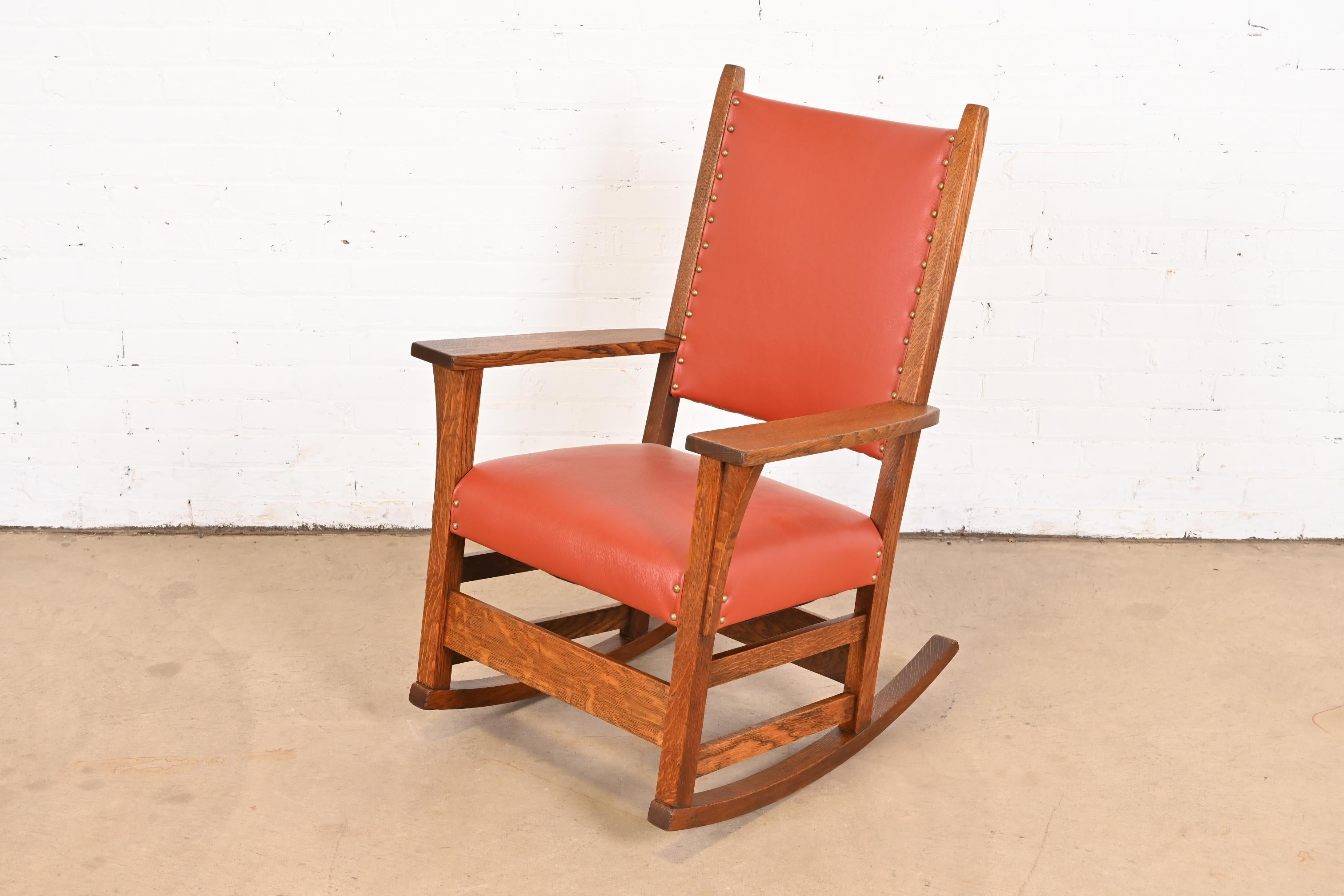 Chaise à bascule Gustav Stickley Arts & Crafts en chêne et cuir, entièrement restaurée en vente 4
