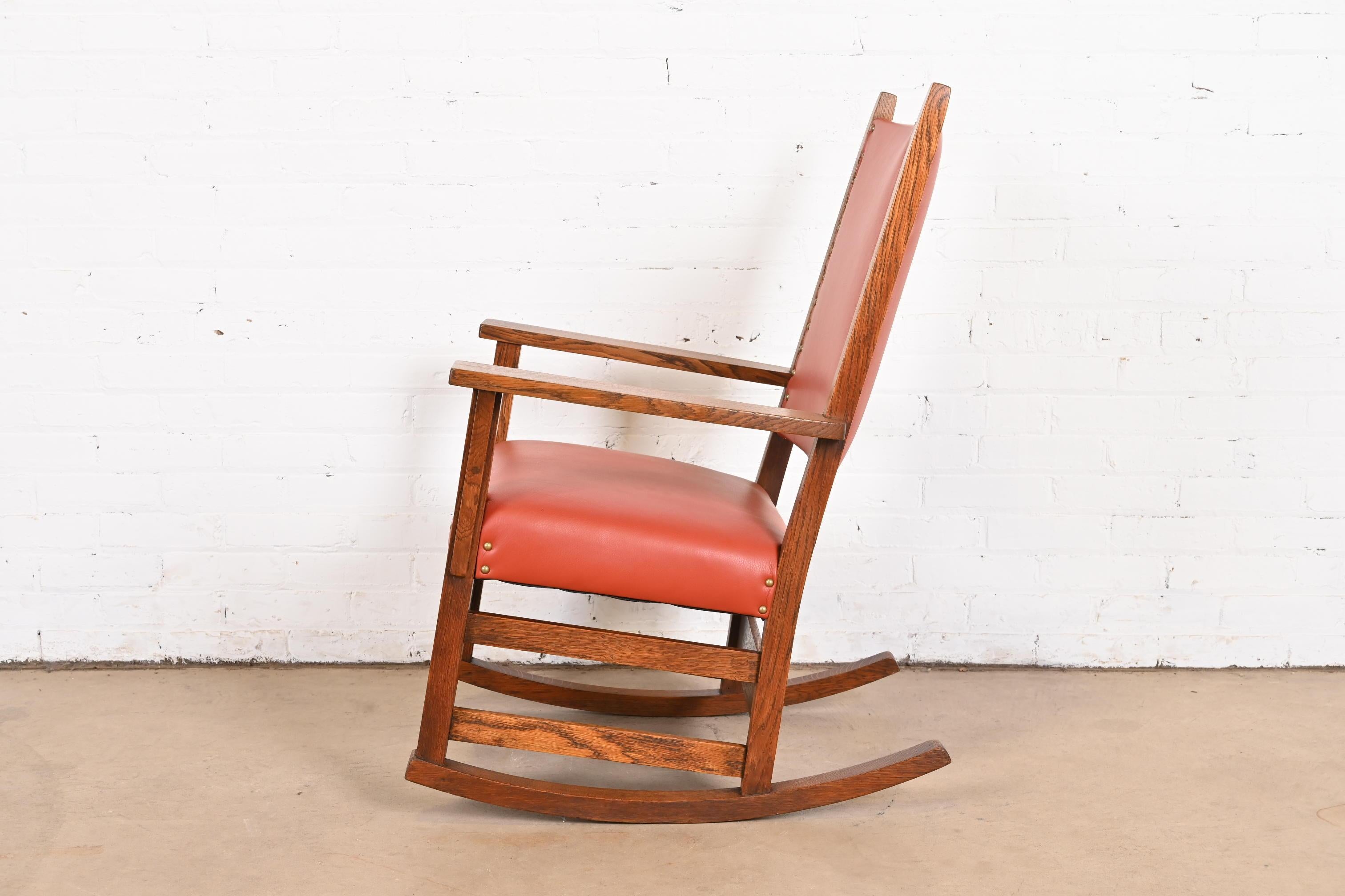 Chaise à bascule Gustav Stickley Arts & Crafts en chêne et cuir, entièrement restaurée en vente 5