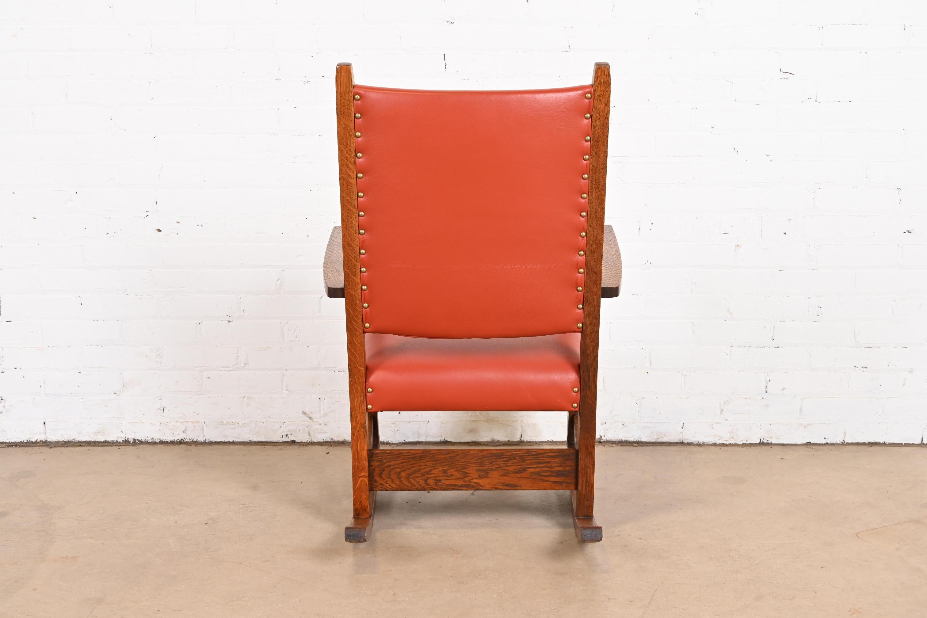Chaise à bascule Gustav Stickley Arts & Crafts en chêne et cuir, entièrement restaurée en vente 6