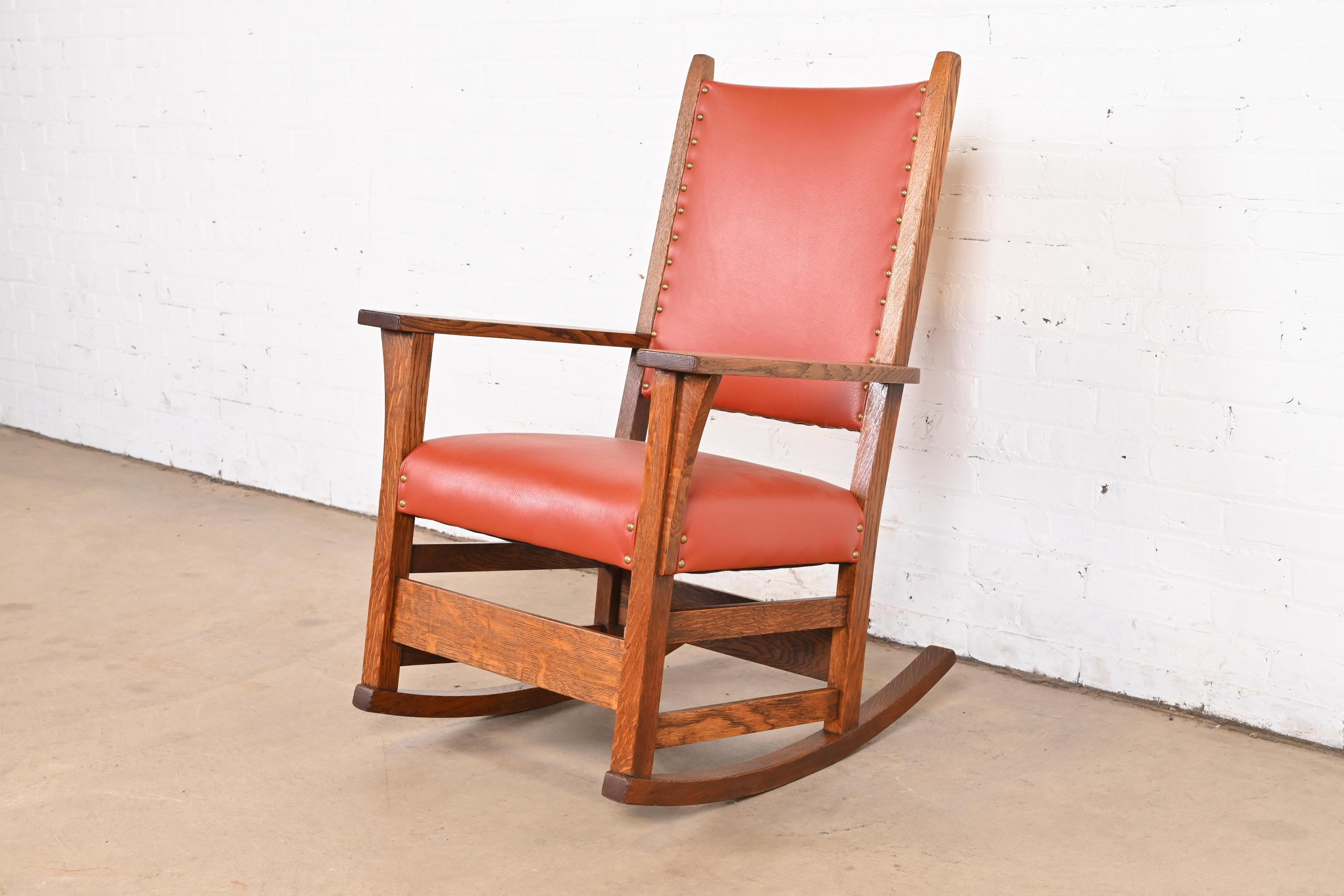 Américain Chaise à bascule Gustav Stickley Arts & Crafts en chêne et cuir, entièrement restaurée en vente