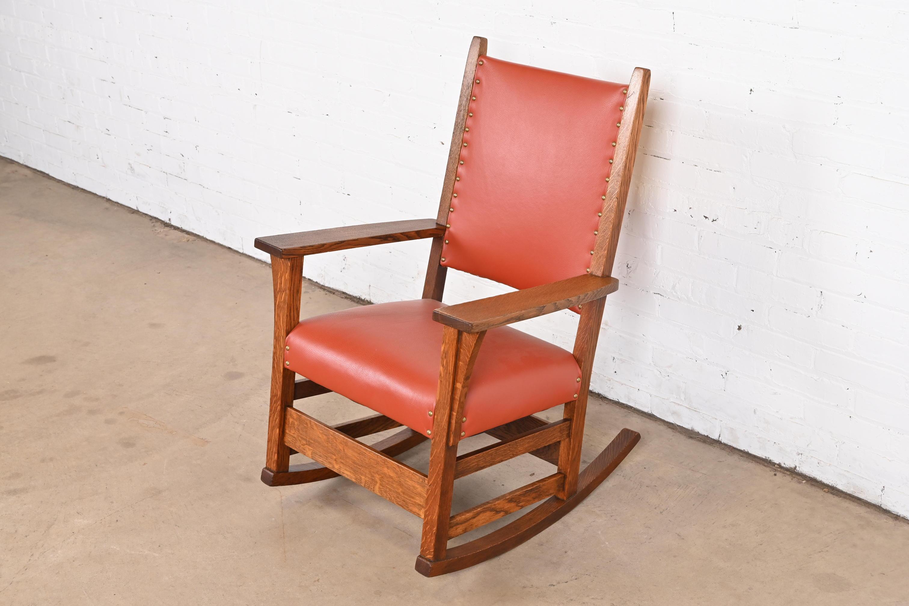 Chaise à bascule Gustav Stickley Arts & Crafts en chêne et cuir, entièrement restaurée Bon état - En vente à South Bend, IN