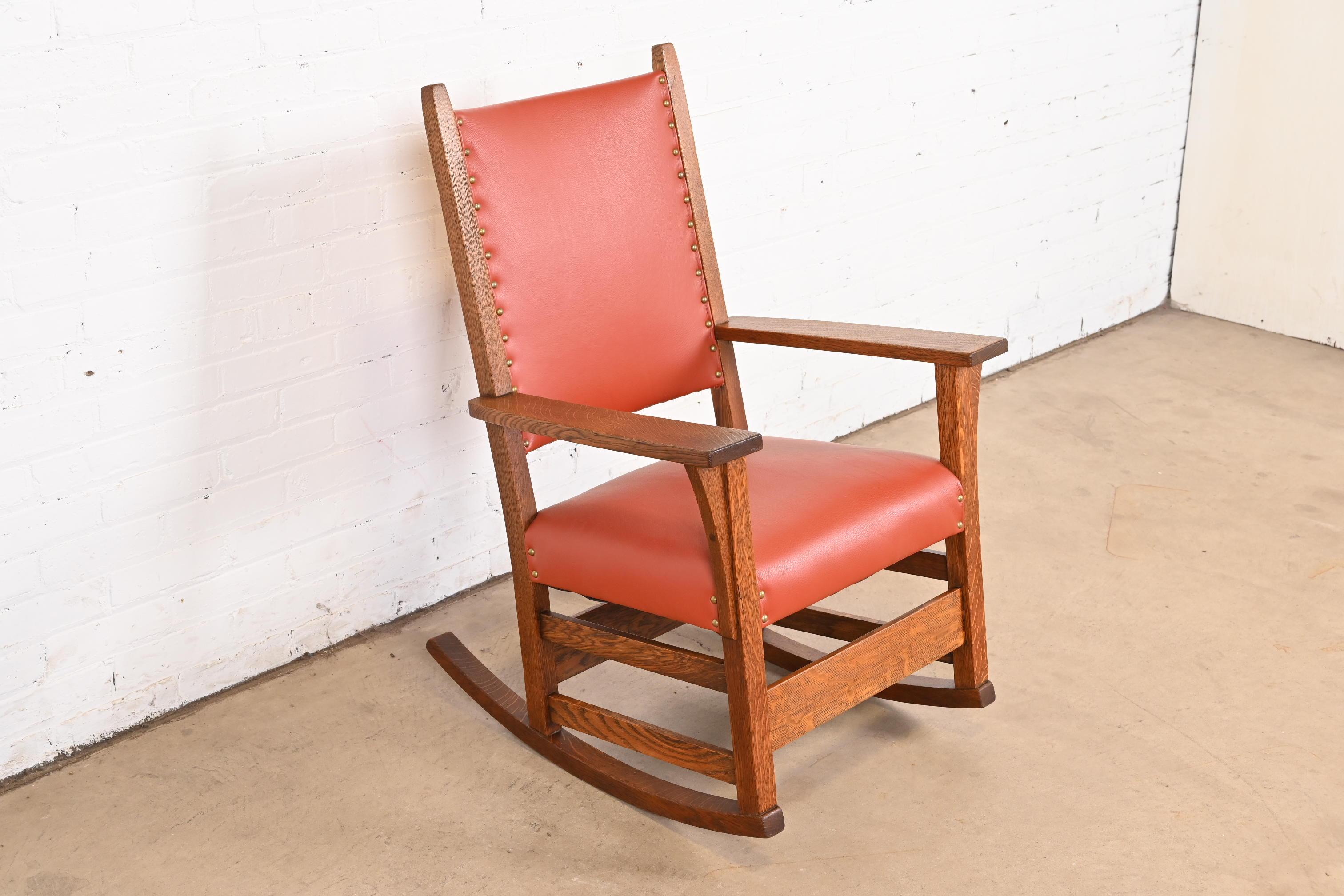 20ième siècle Chaise à bascule Gustav Stickley Arts & Crafts en chêne et cuir, entièrement restaurée en vente