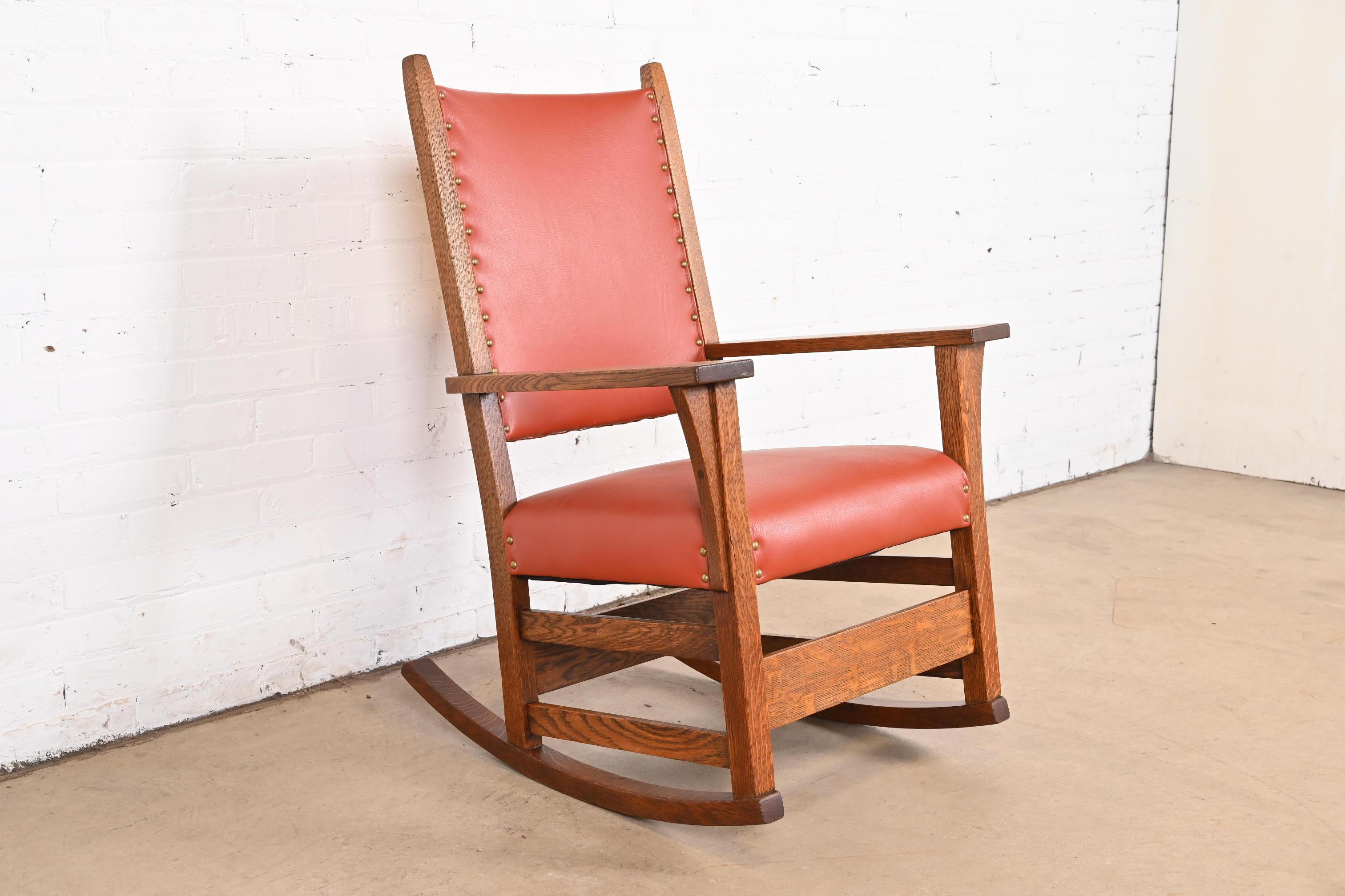 Laiton Chaise à bascule Gustav Stickley Arts & Crafts en chêne et cuir, entièrement restaurée en vente