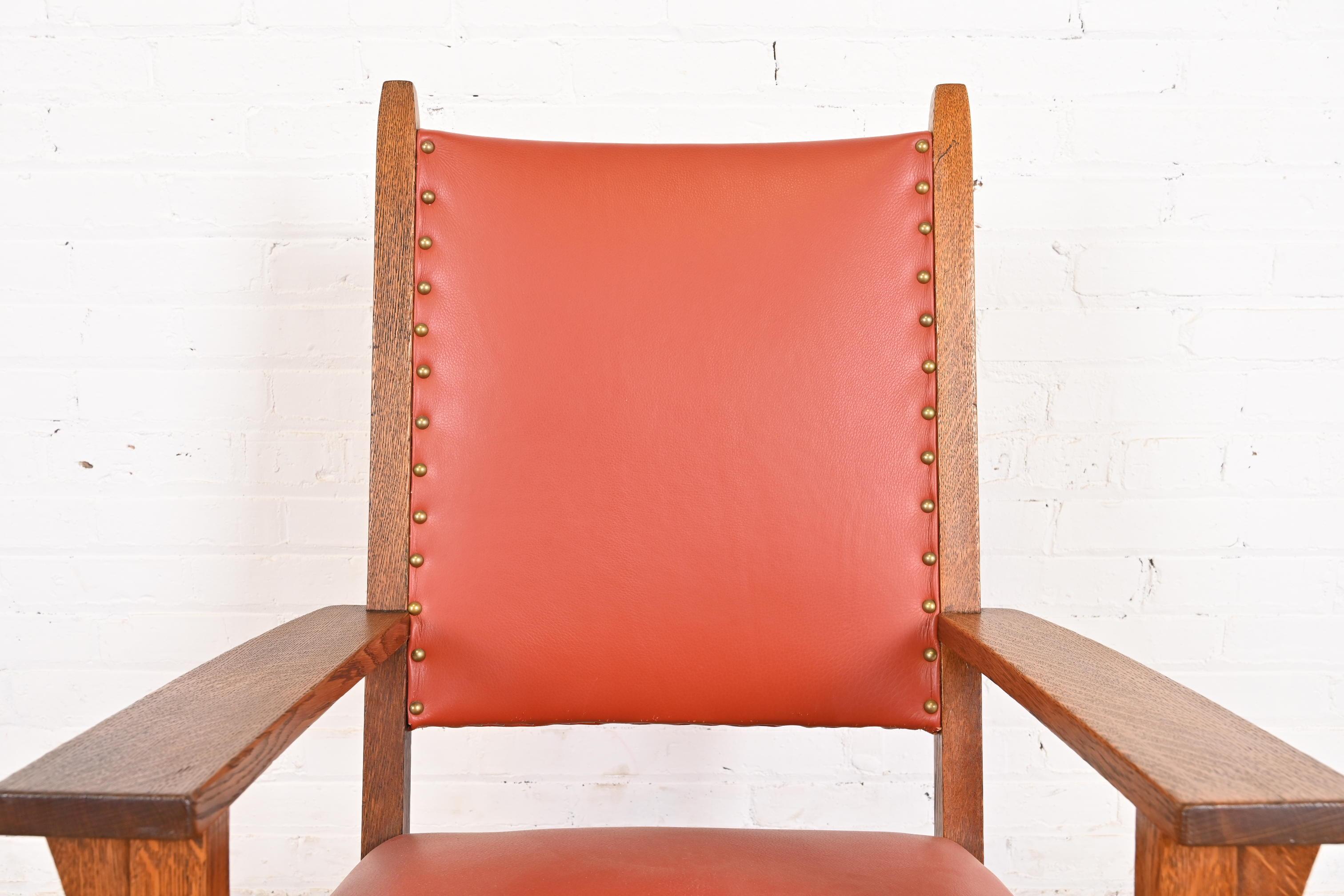 Chaise à bascule Gustav Stickley Arts & Crafts en chêne et cuir, entièrement restaurée en vente 1