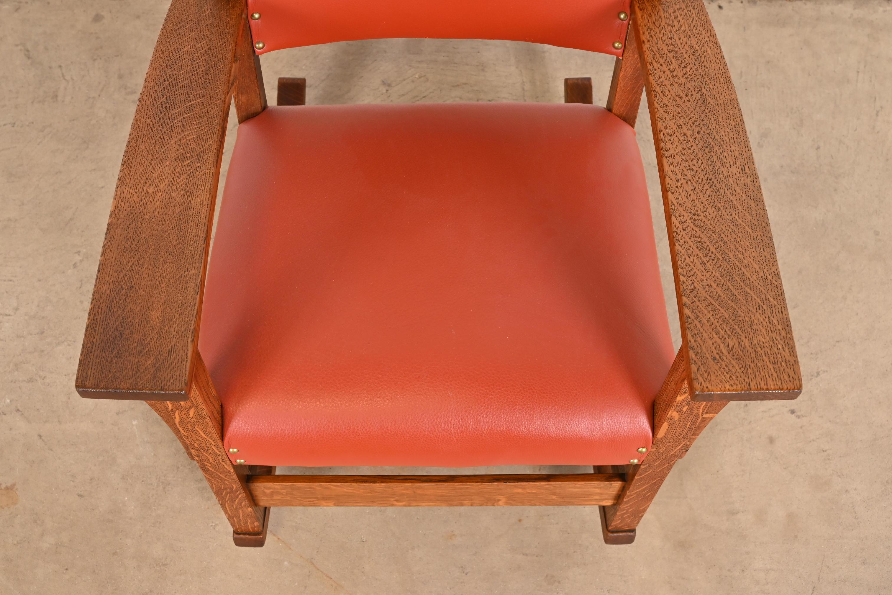 Chaise à bascule Gustav Stickley Arts & Crafts en chêne et cuir, entièrement restaurée en vente 2