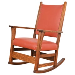 Sedia a dondolo in pelle e quercia Gustav Stickley, completamente restaurata