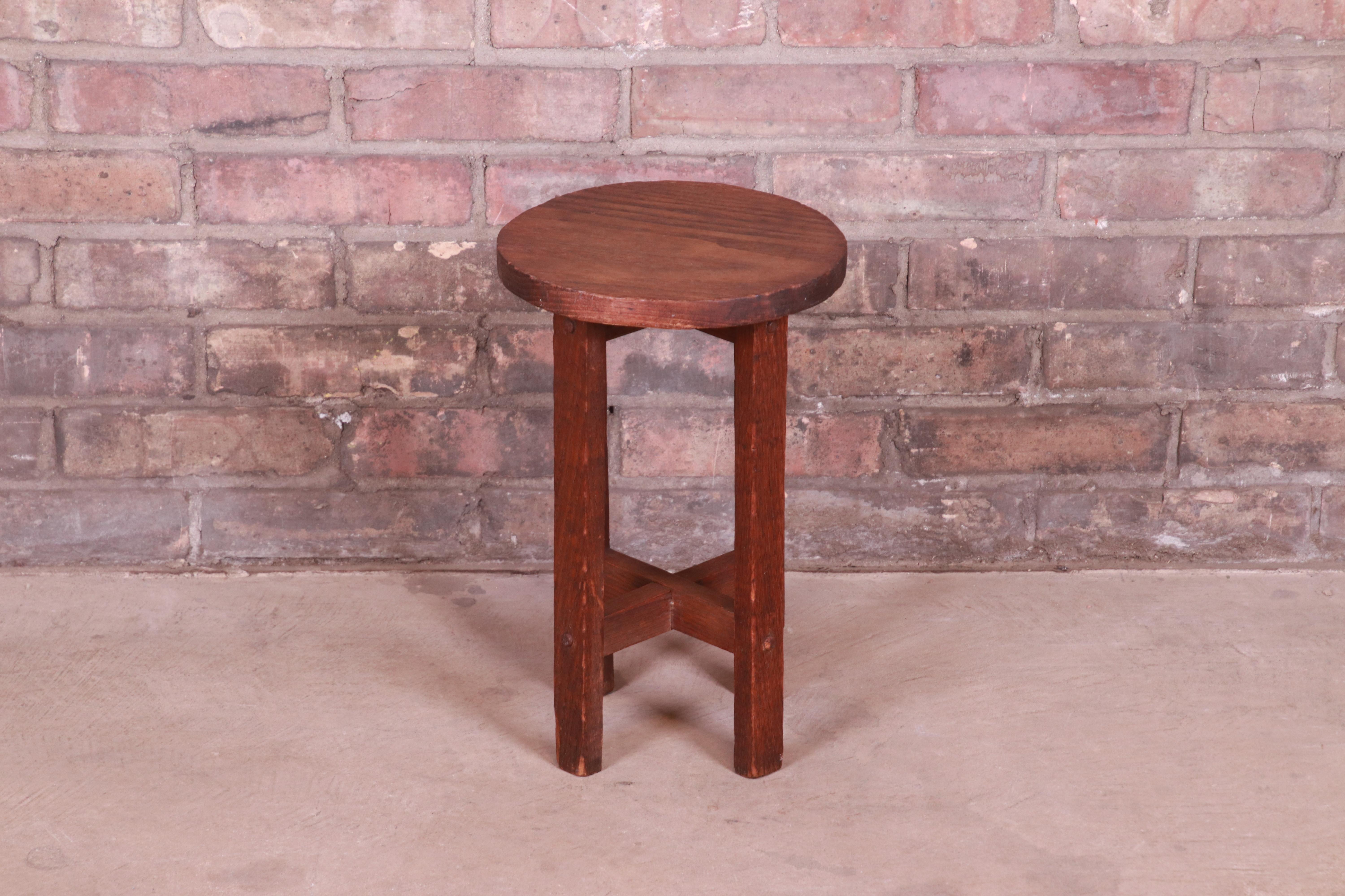 A nice antique Mission oak Arts & Crafts petite side table or tabouret

In the manner of Stickley (similar to No. 601 in 1909 Craftsman Furniture Catalogue)

USA, Circa 1900

Measures: 9.63