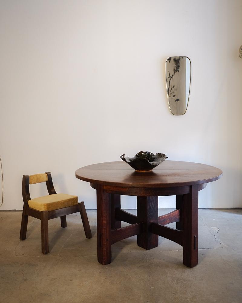 Gustav Stickley Solid Oak Extendable Round Top Dining Table

Early 20th Century 

Includes Six Leaves