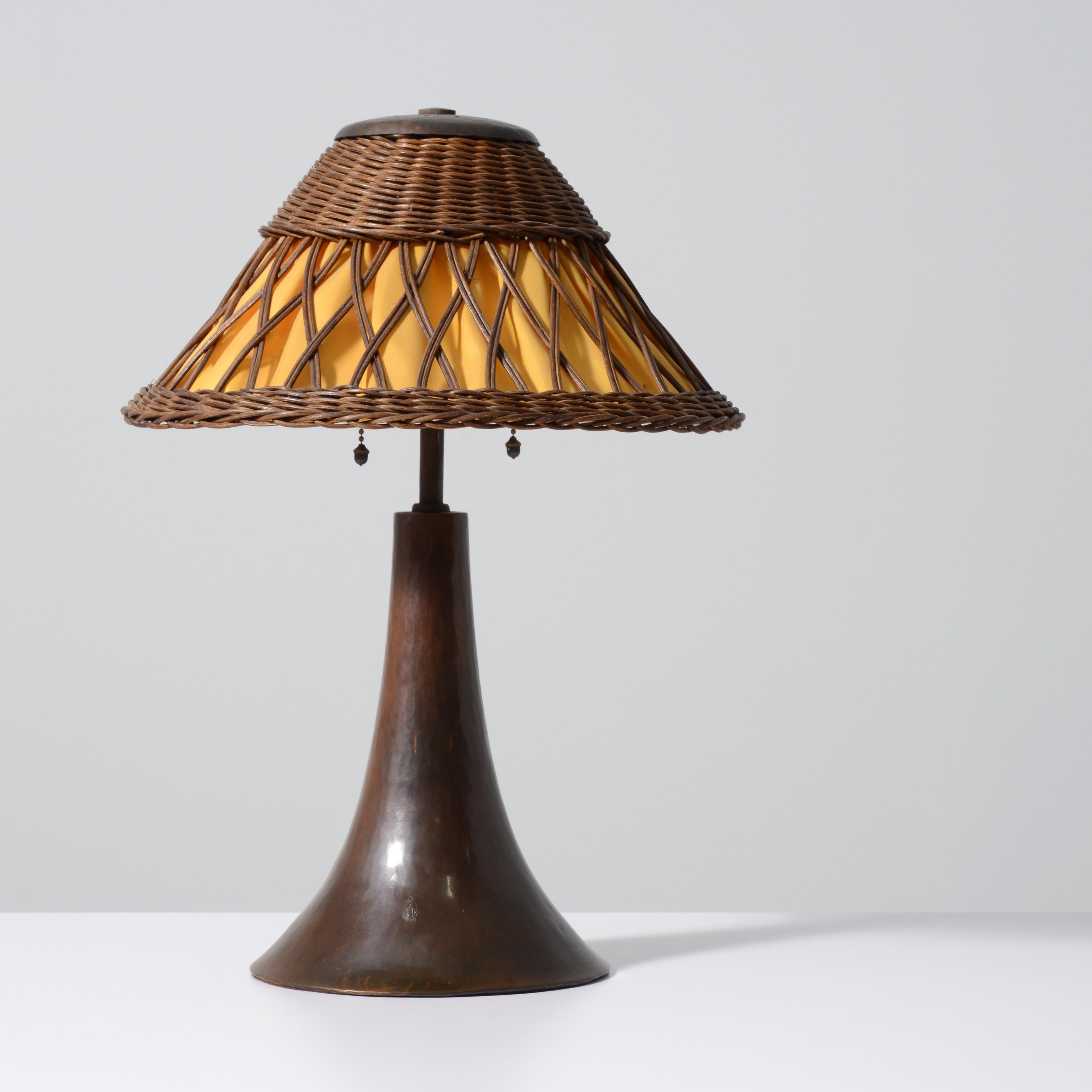 Artista/Diseñador; Fabricante: Gustav Stickley (EE.UU.)
Marca(s); notas: firmado, marca(s)
Materiales: cobre forjado a mano, sauce, seda, otros
Dimensiones (Alt., Anch., Prof.): 19