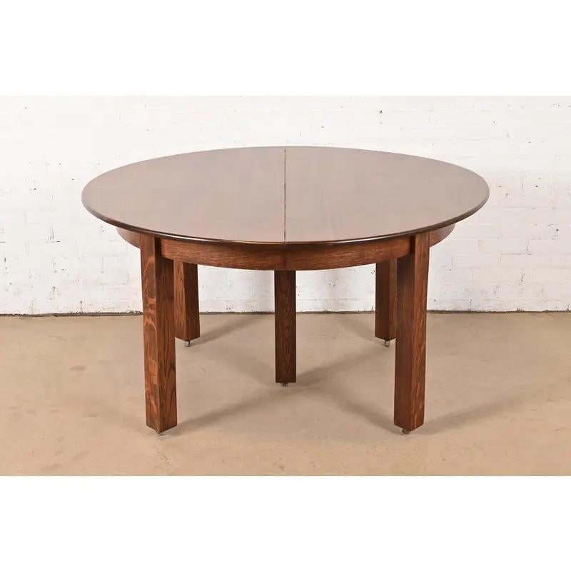 Exceptionnelle table de salle à manger à rallonge en chêne Mission Arts & Crafts

Par Gustav Stickley 

États-Unis, vers 1910

Dimensions : 54 