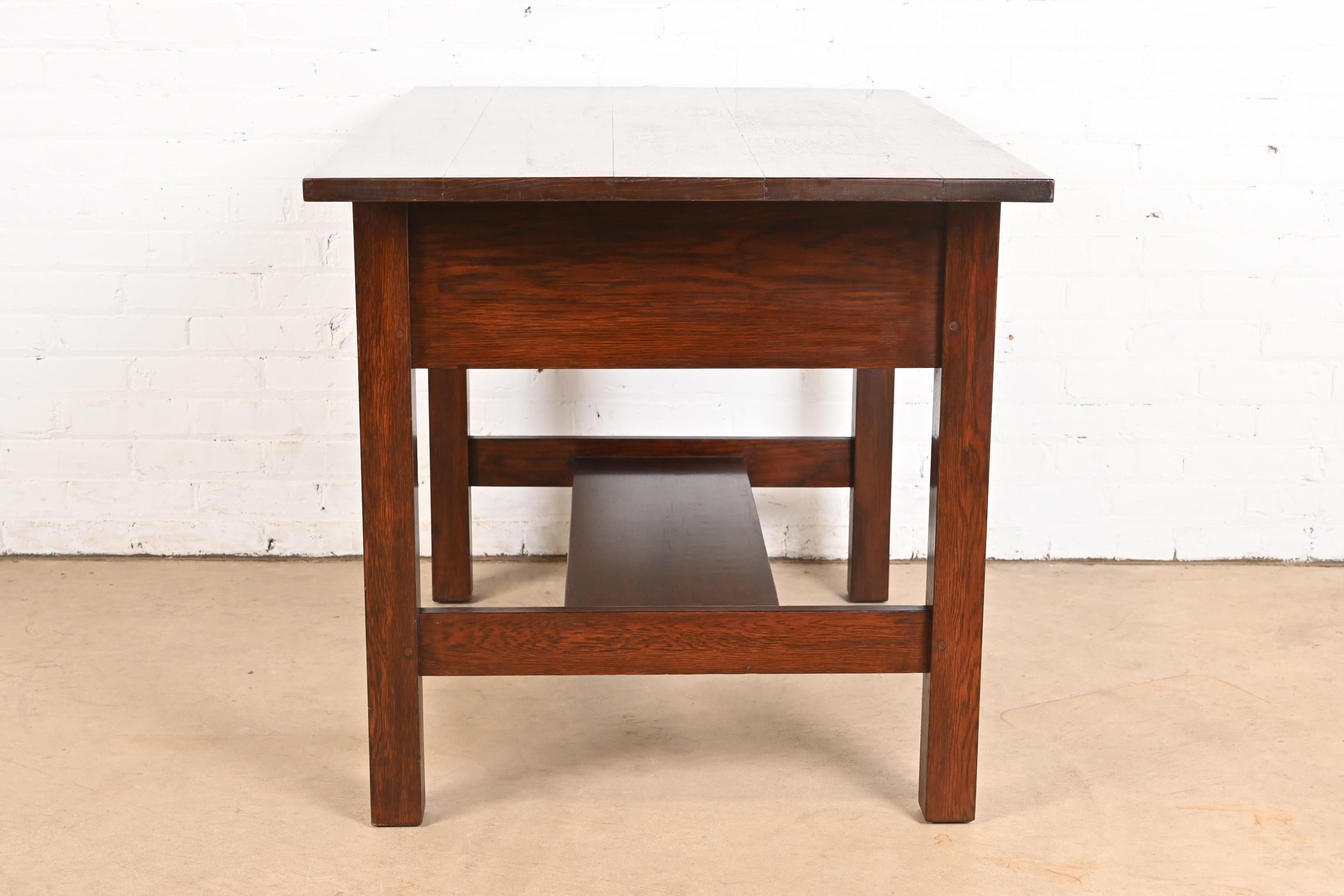 Table de bureau ou de bibliothèque Arts & Crafts Gustav Stickley Mission en chêne, vers 1900 en vente 3