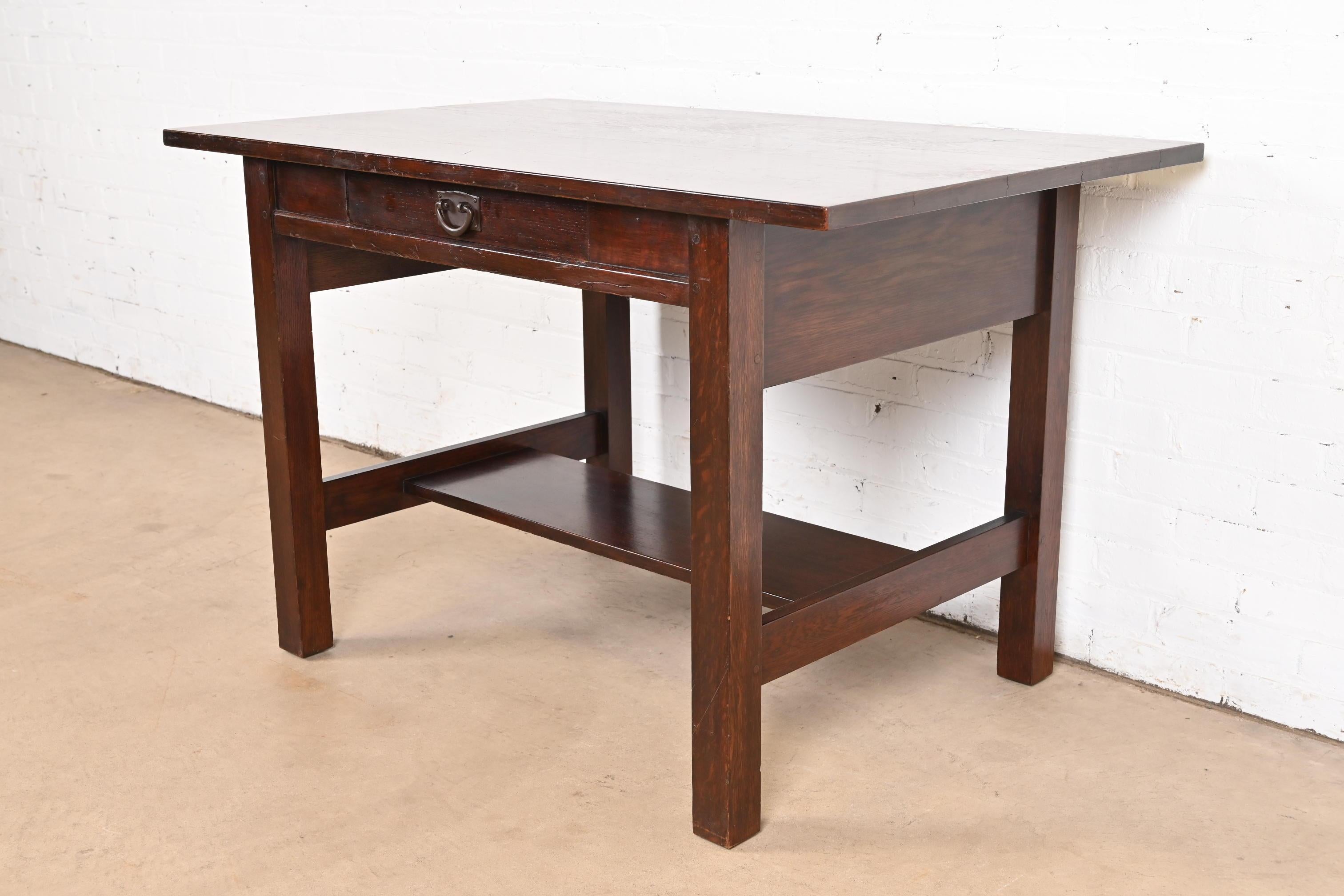 Rare et exceptionnel bureau ou table de bibliothèque en chêne Mission Arts & Crafts.

Par Gustav Stickley

USA, Circa 1900

Chêne massif scié sur quartier, avec quincaillerie d'origine en cuivre martelé.

Dimensions : 48 