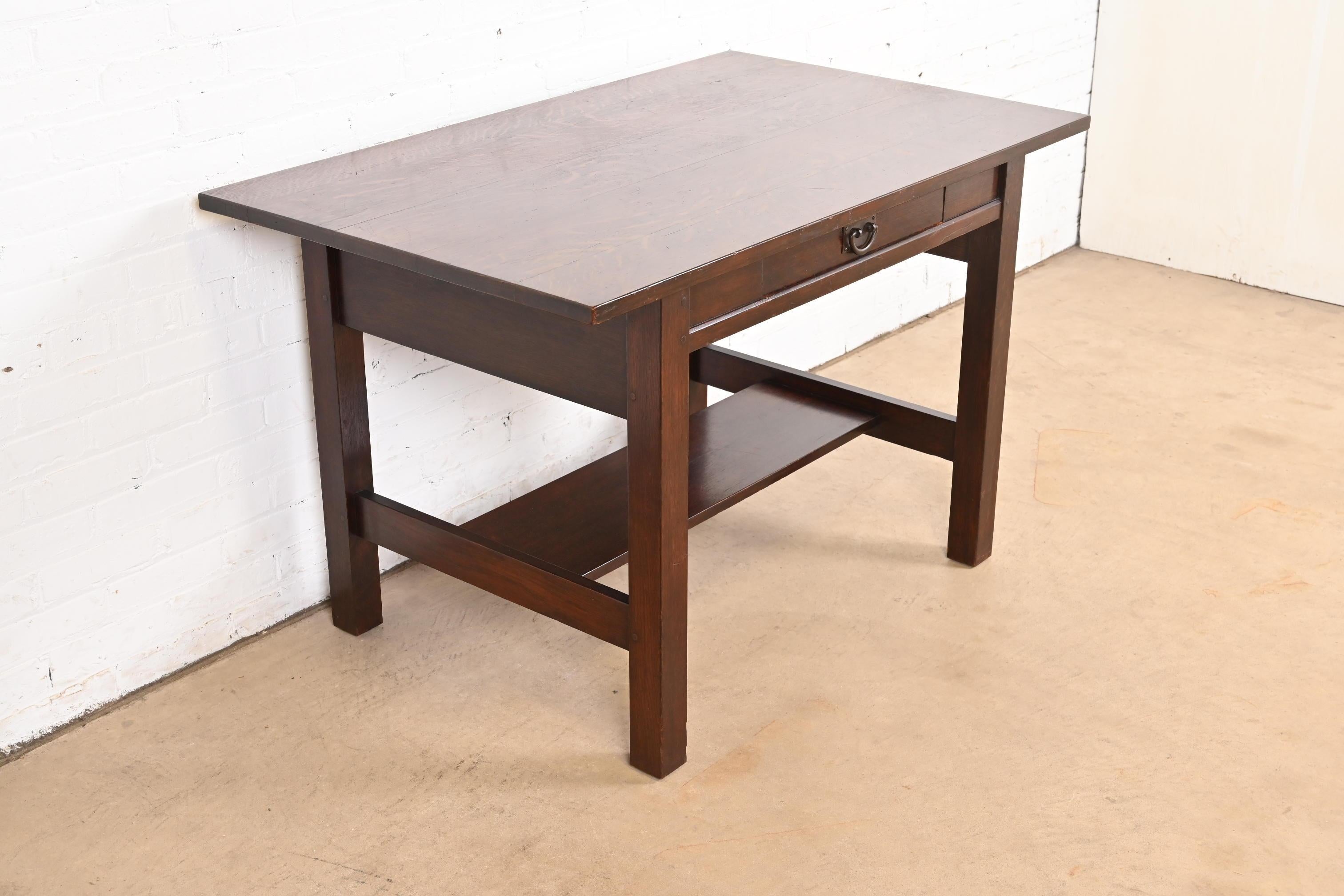 Arts and Crafts Table de bureau ou de bibliothèque Arts & Crafts Gustav Stickley Mission en chêne, vers 1900 en vente